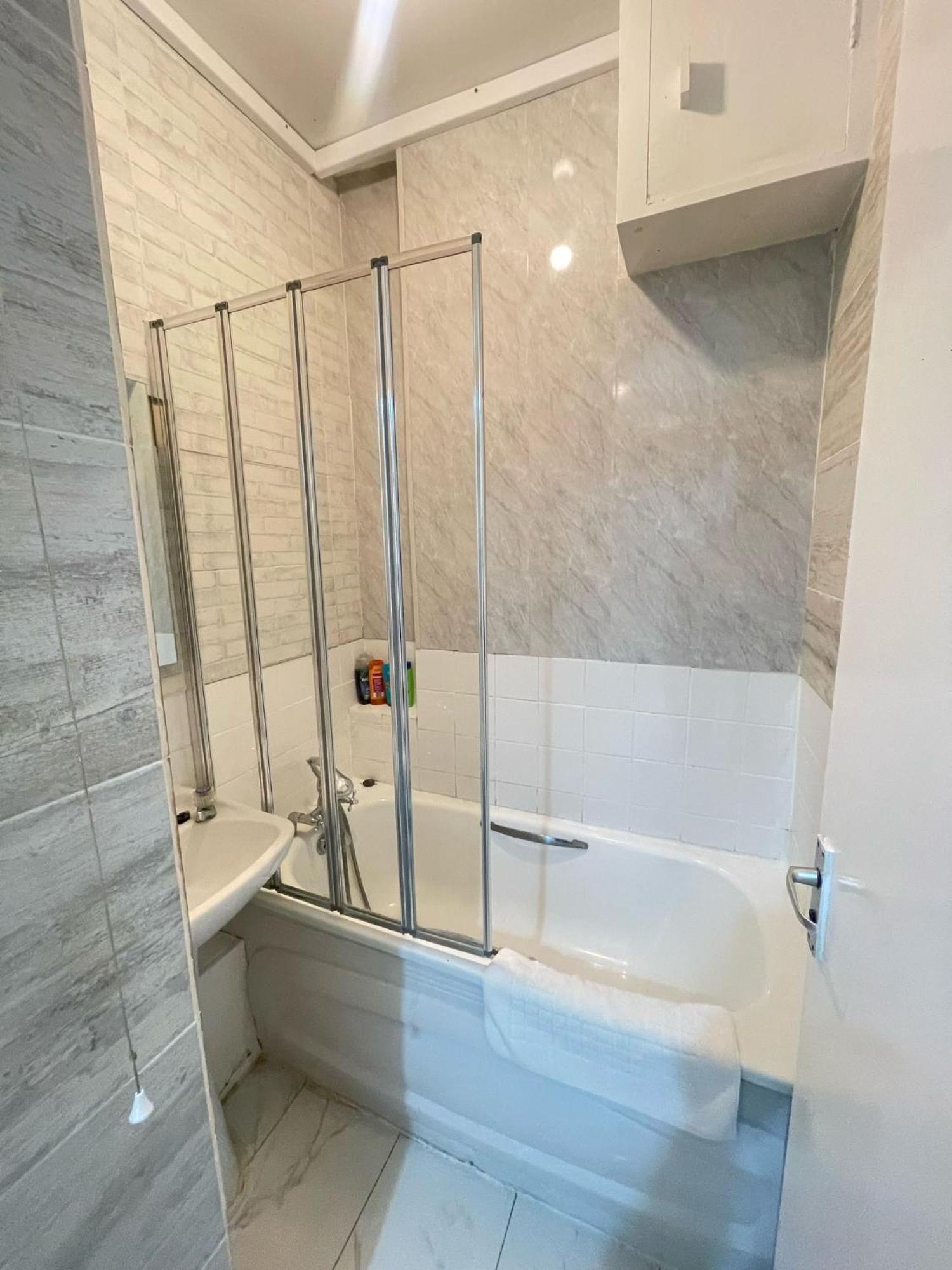 Lovely 2 Bed Flat 2 Floor Miles