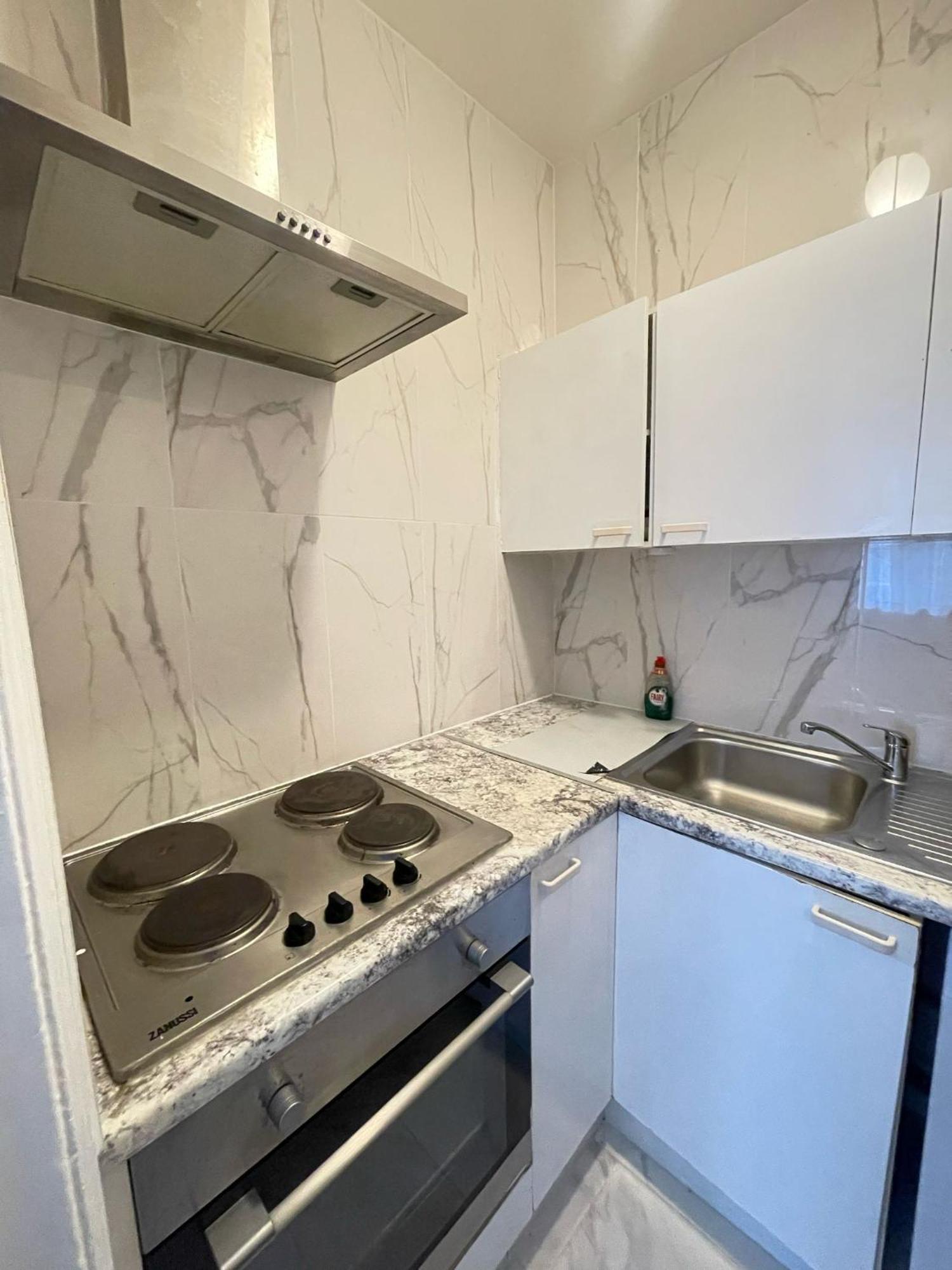 Lovely 2 Bed Flat 2 Floor Miles * Londen