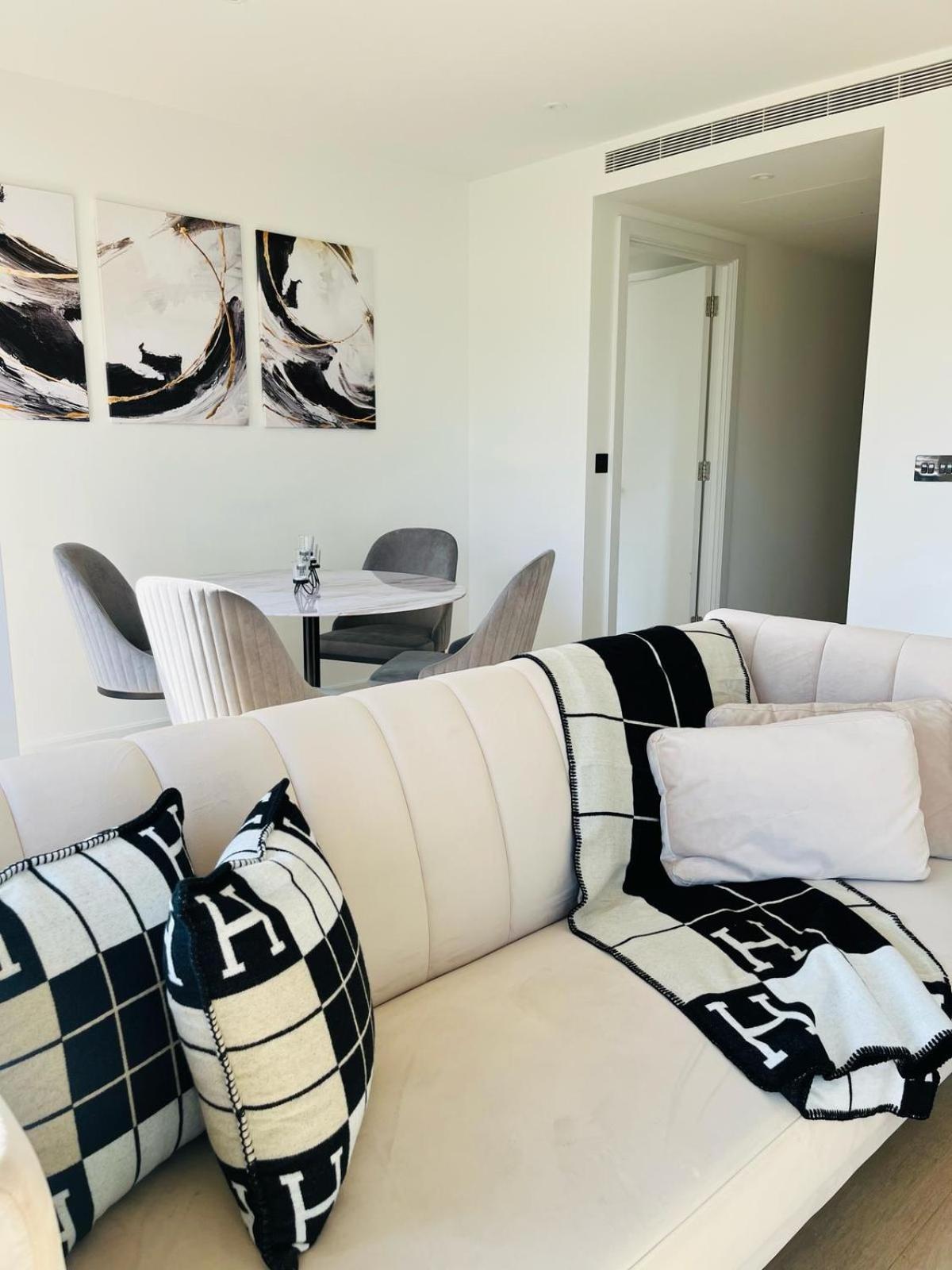Luxury 2-Bed 2-Bath Apartment -White City -Steps To Tube Station *