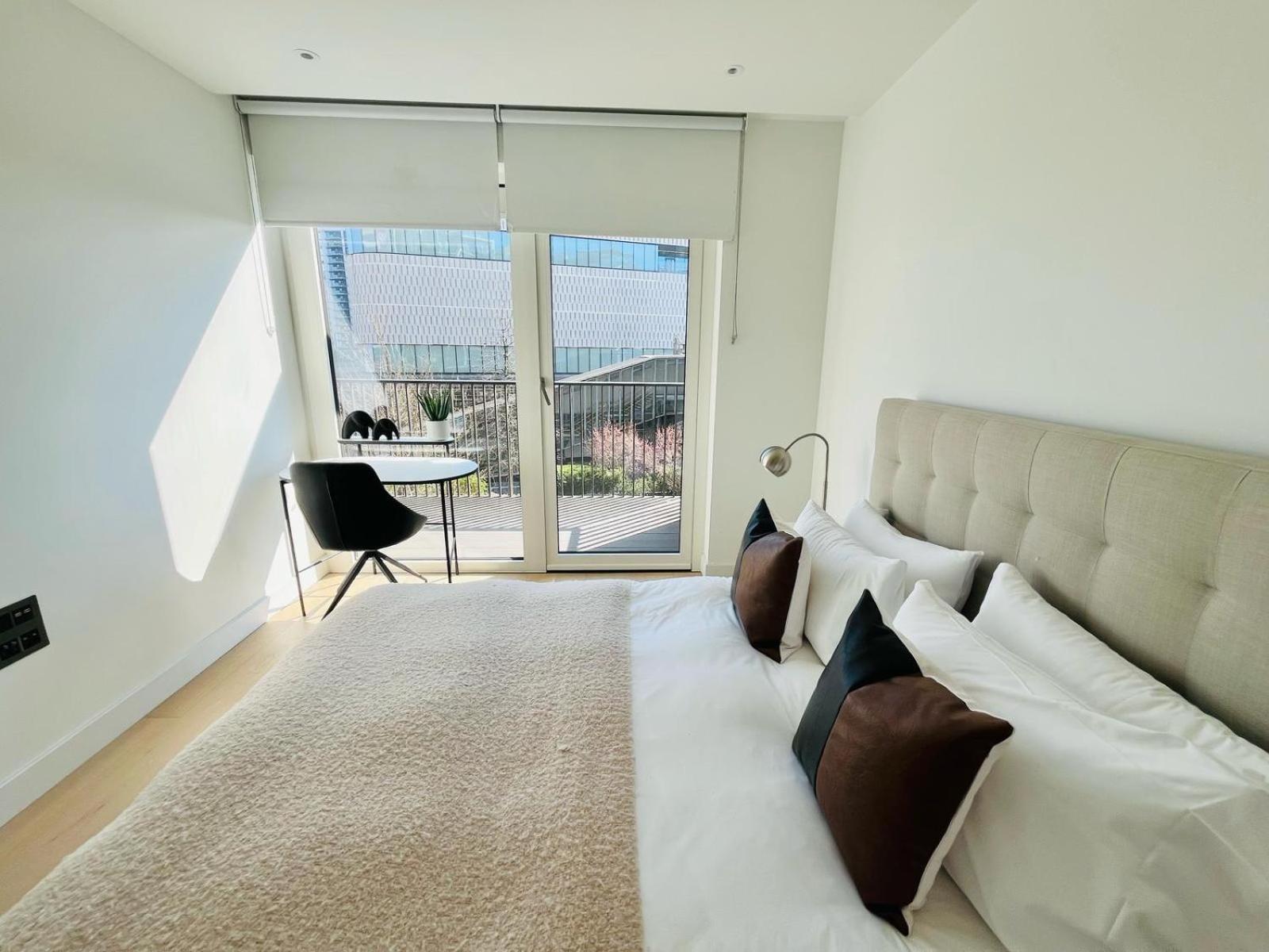 Luxury 2-Bed 2-Bath Apartment -White City -Steps To Tube Station * London