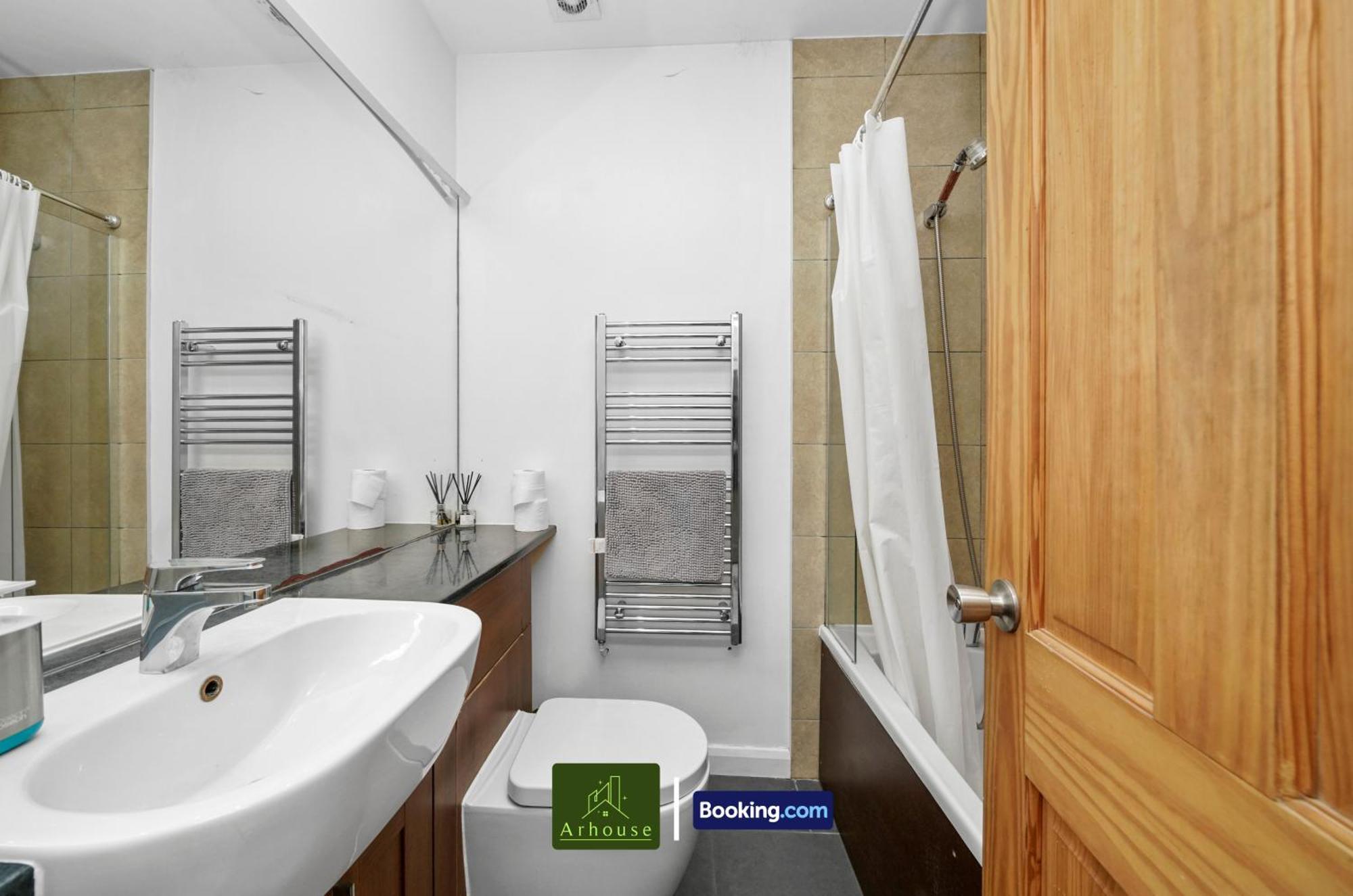 Two Bedroom By Arhouse Short Lets & Serviced Clapham With Free Wifi *