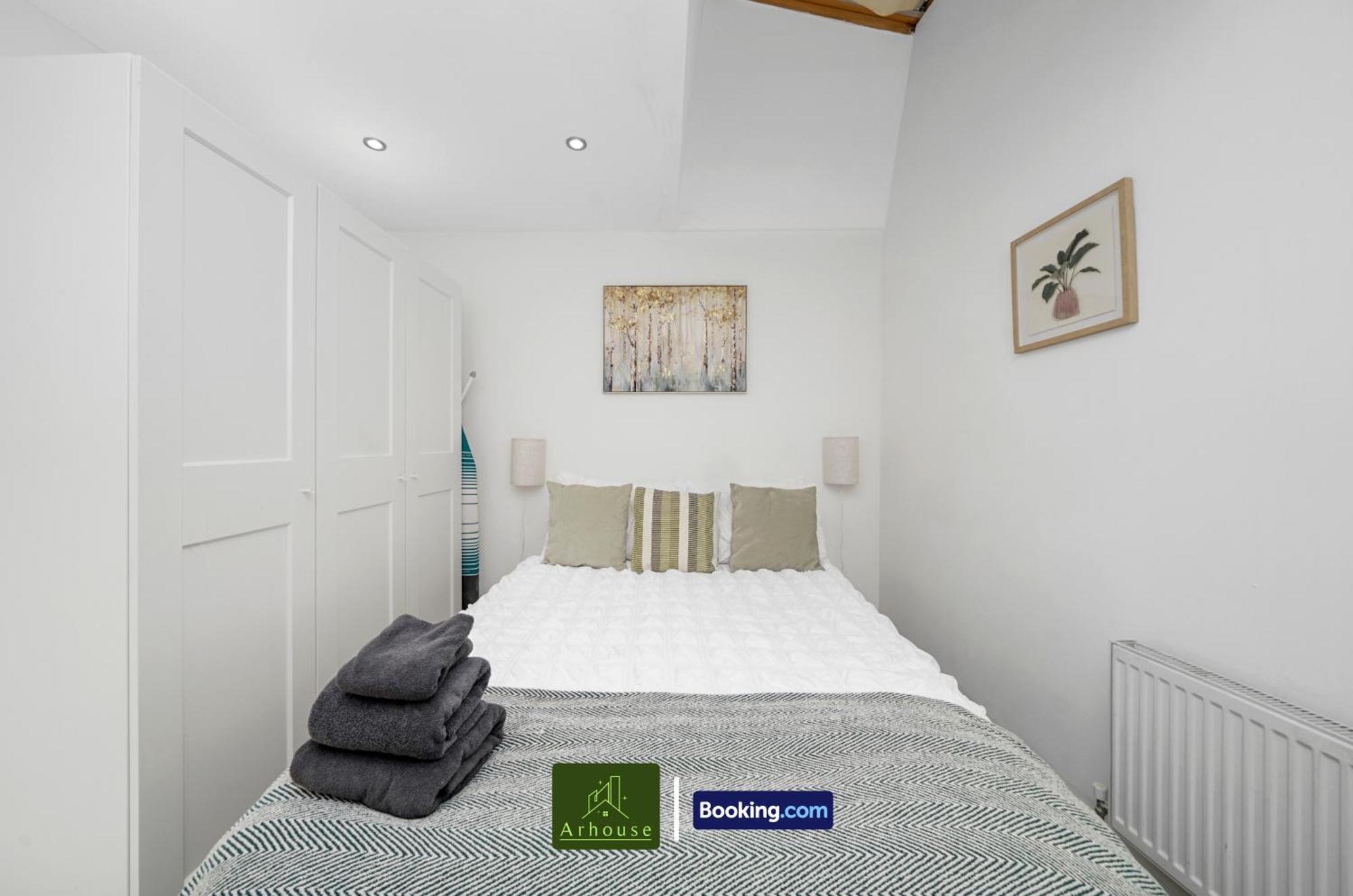 Two Bedroom By Arhouse Short Lets & Serviced Clapham With Free Wifi * London