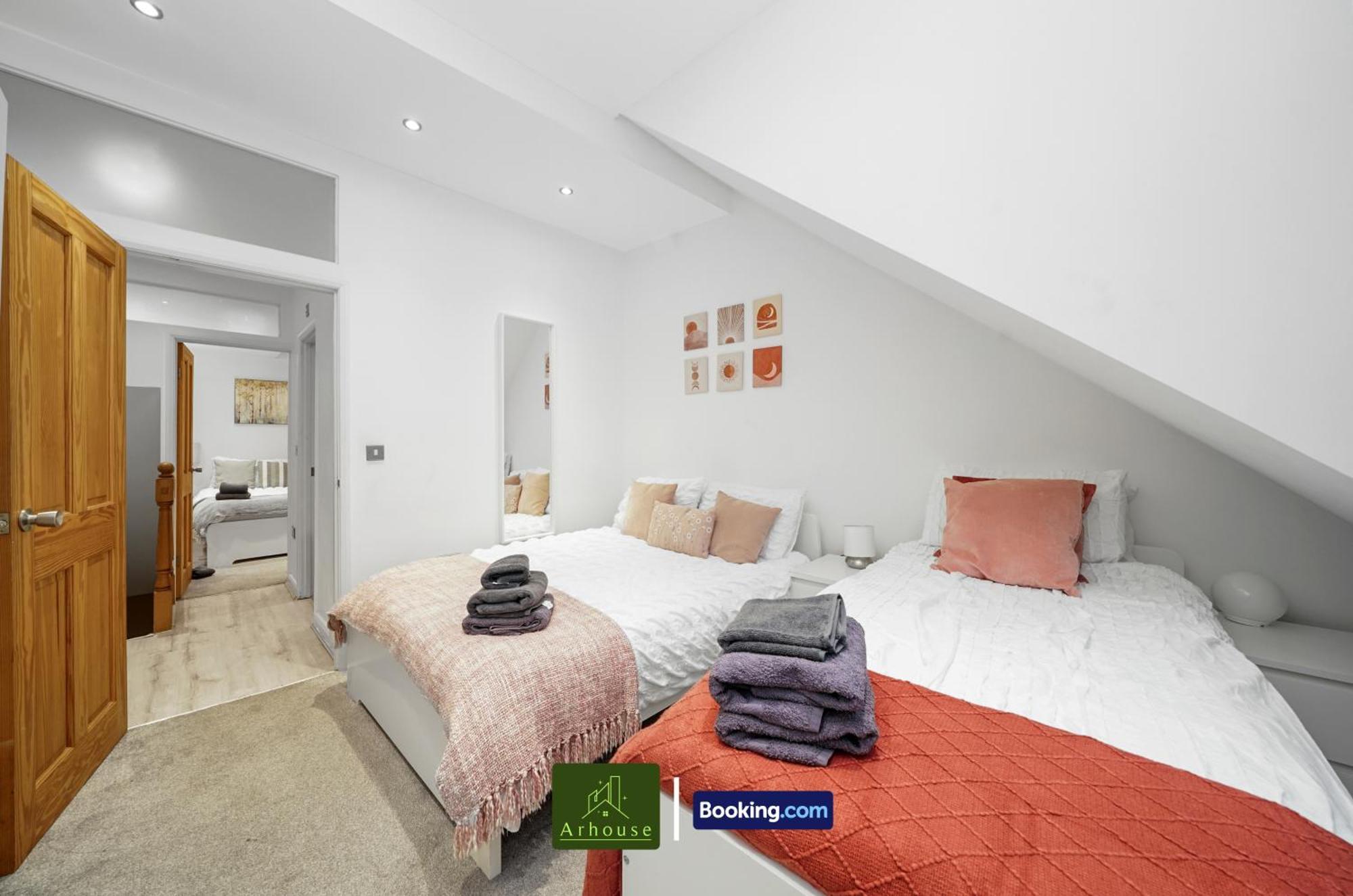 Two Bedroom By Arhouse Short Lets & Serviced Clapham With Free Wifi Apartment *