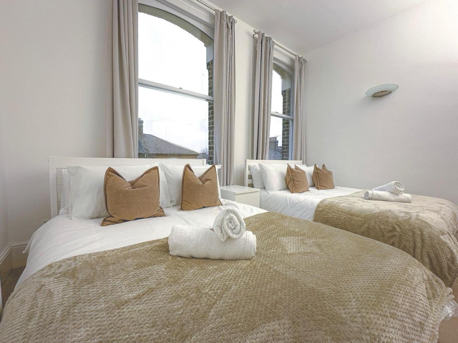 3 Bed, 2 Bath With Terrace & Local Entertainment * Londres