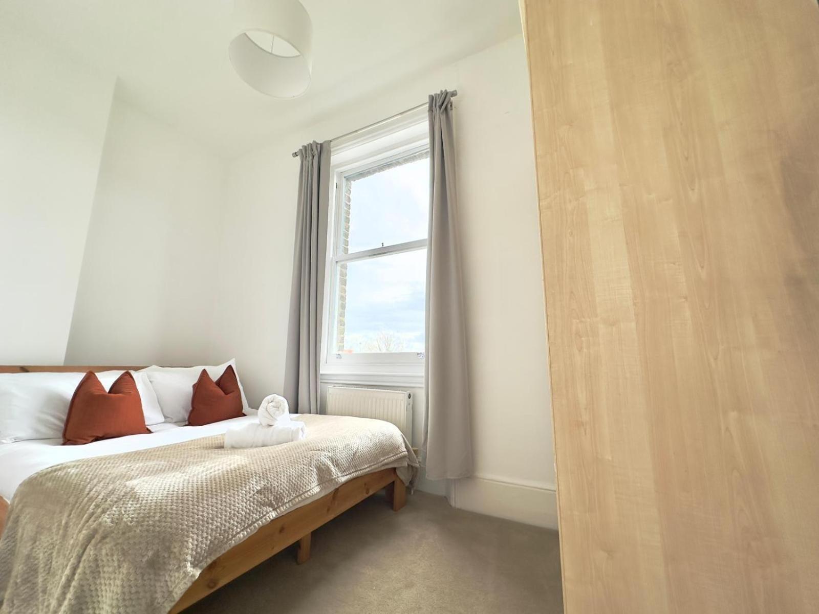 3 Bed, 2 Bath With Terrace & Local Entertainment Apartamento Londres