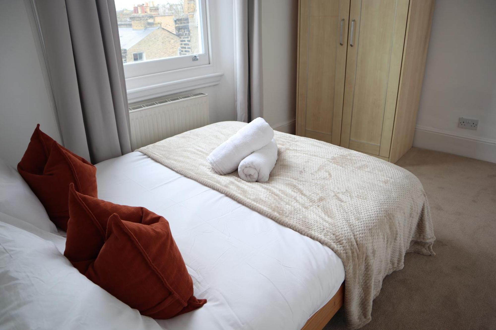 3 Bed, 2 Bath With Terrace & Local Entertainment Apartamento *
