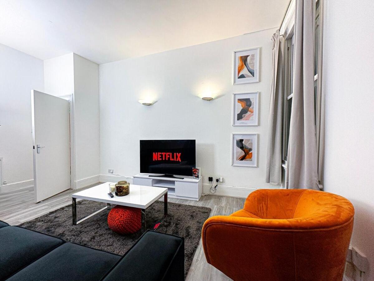 3 Bed, 2 Bath With Terrace & Local Entertainment Apartamento