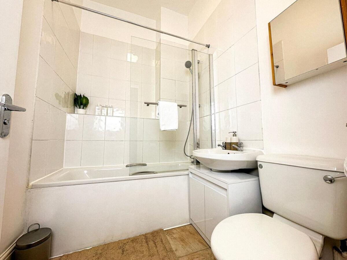 3 Bed, 2 Bath With Terrace & Local Entertainment Apartamento