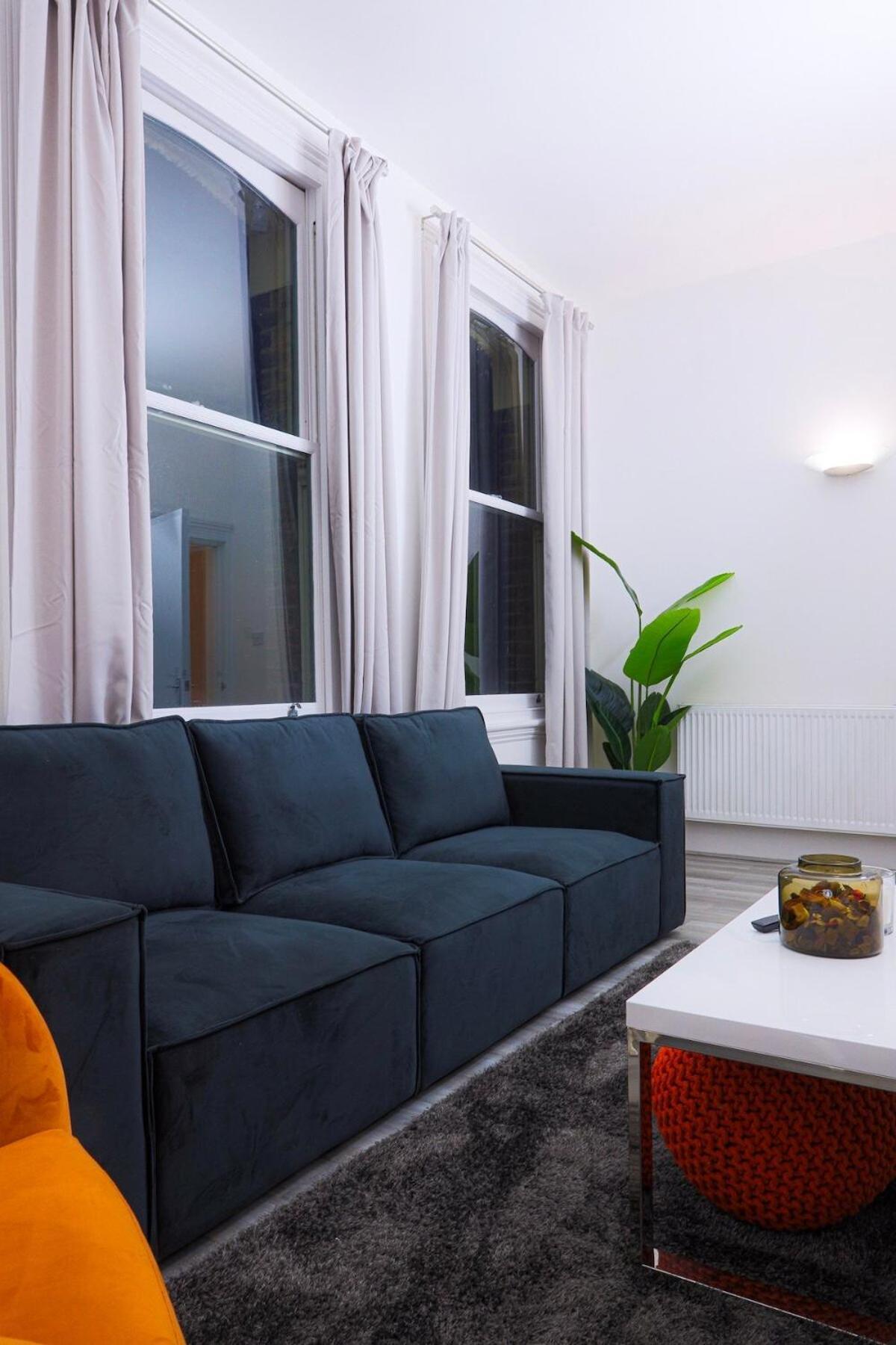 3 Bed, 2 Bath With Terrace & Local Entertainment Apartamento *