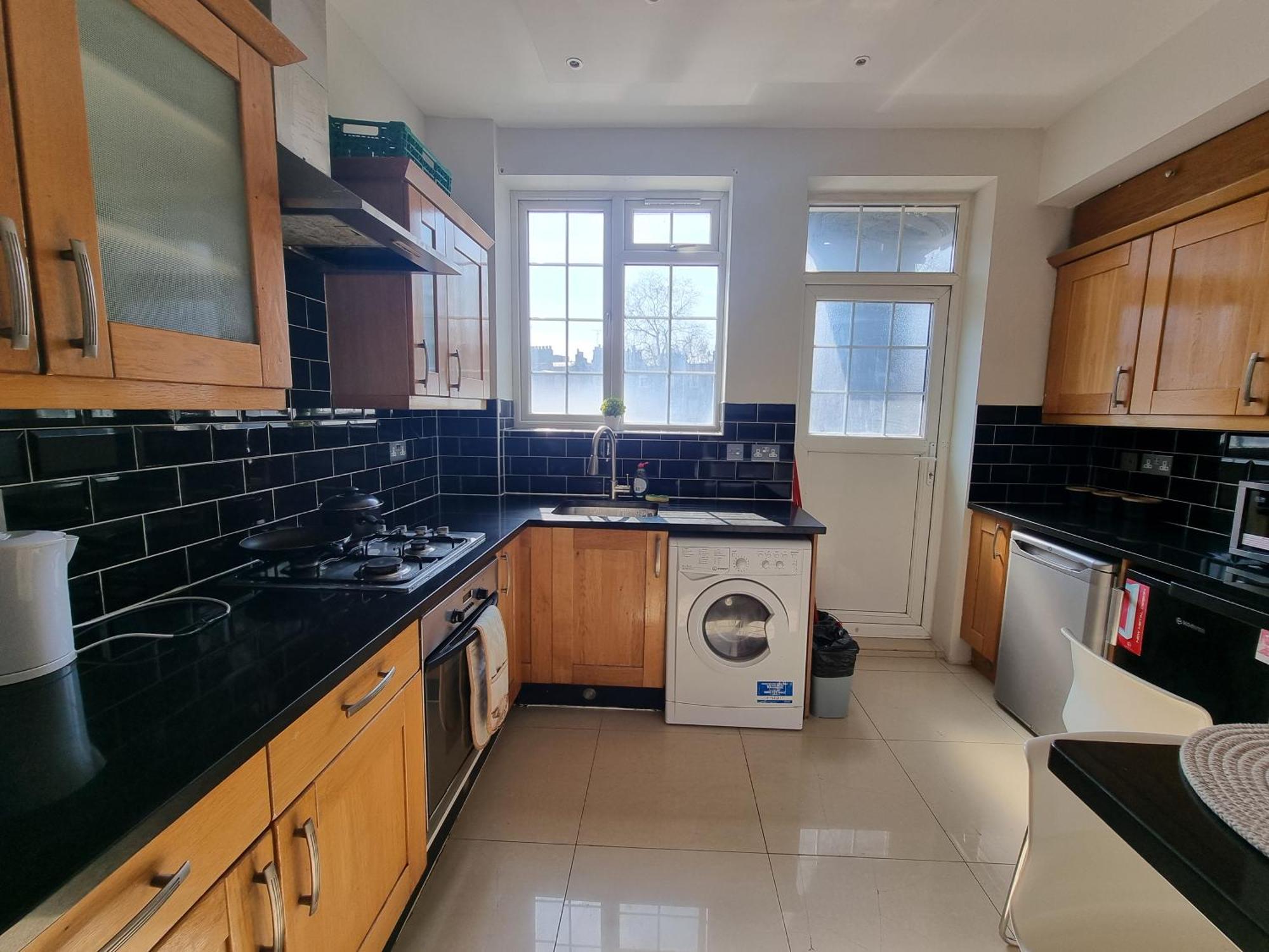 Apartment 2nd Flr 3 Bed Flat In The Heart Of Edgware Road-g20 London