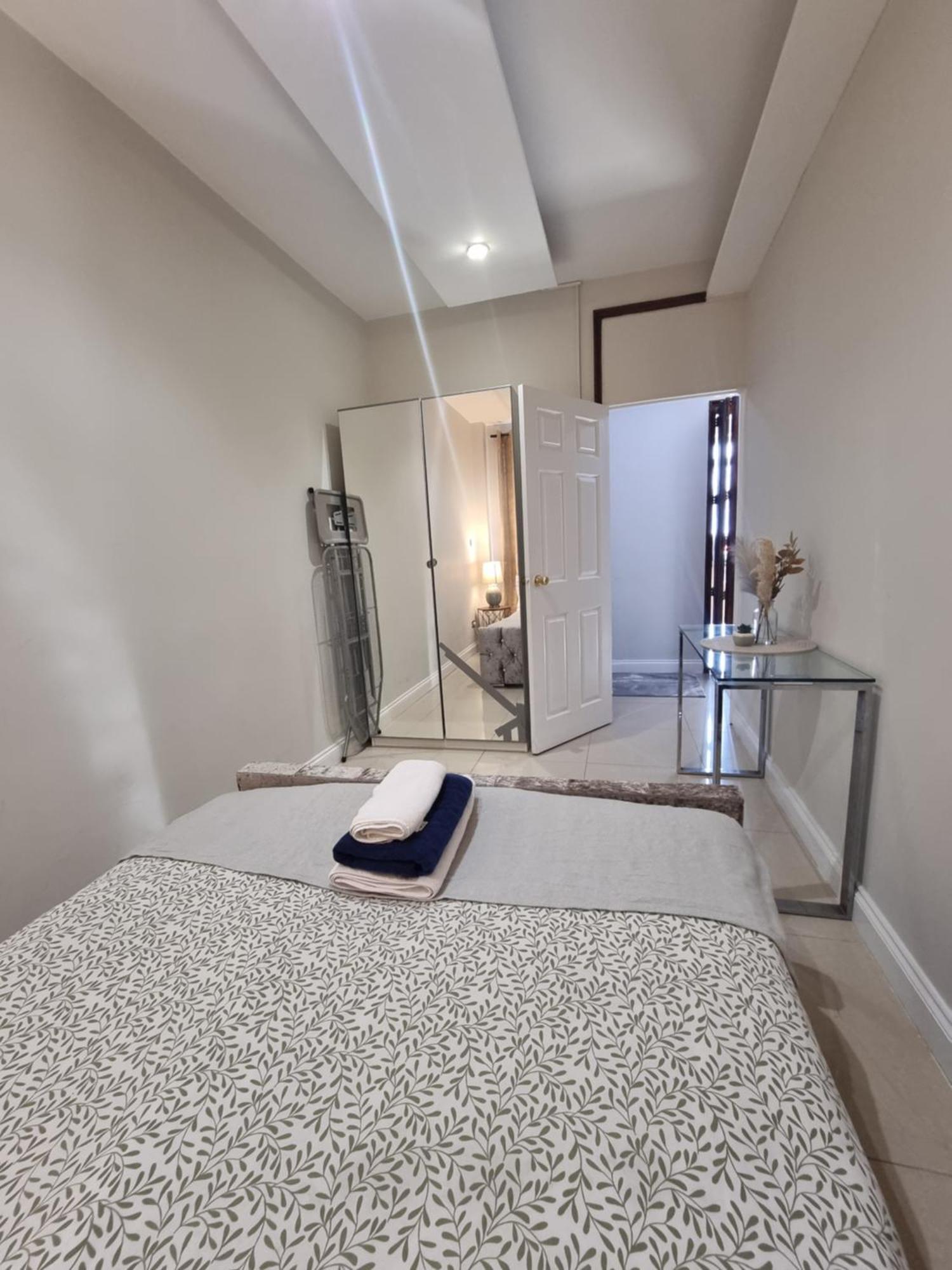 Apartment 2nd Flr 3 Bed Flat In The Heart Of Edgware Road-g20