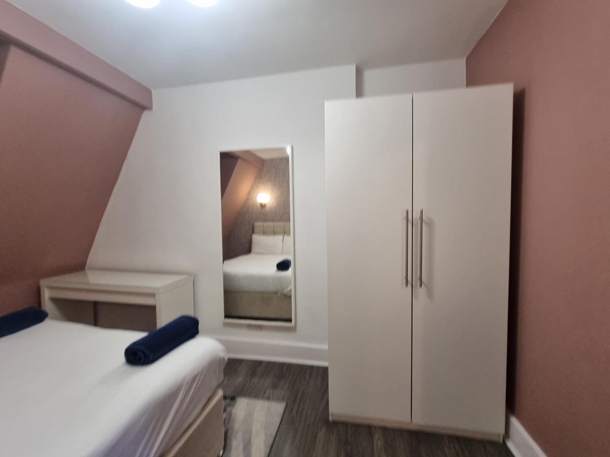 Apartment A8-3rd Floor 3-bed Flat In Elephant And Castle London