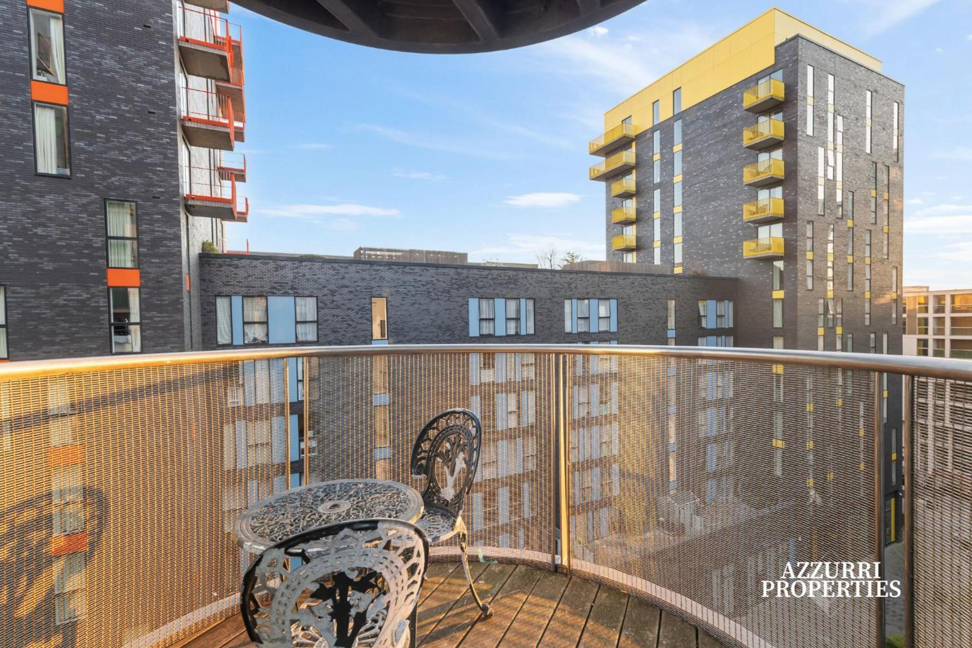 2 Bed Only Five Minutes Walk From Crossharbour * Londen