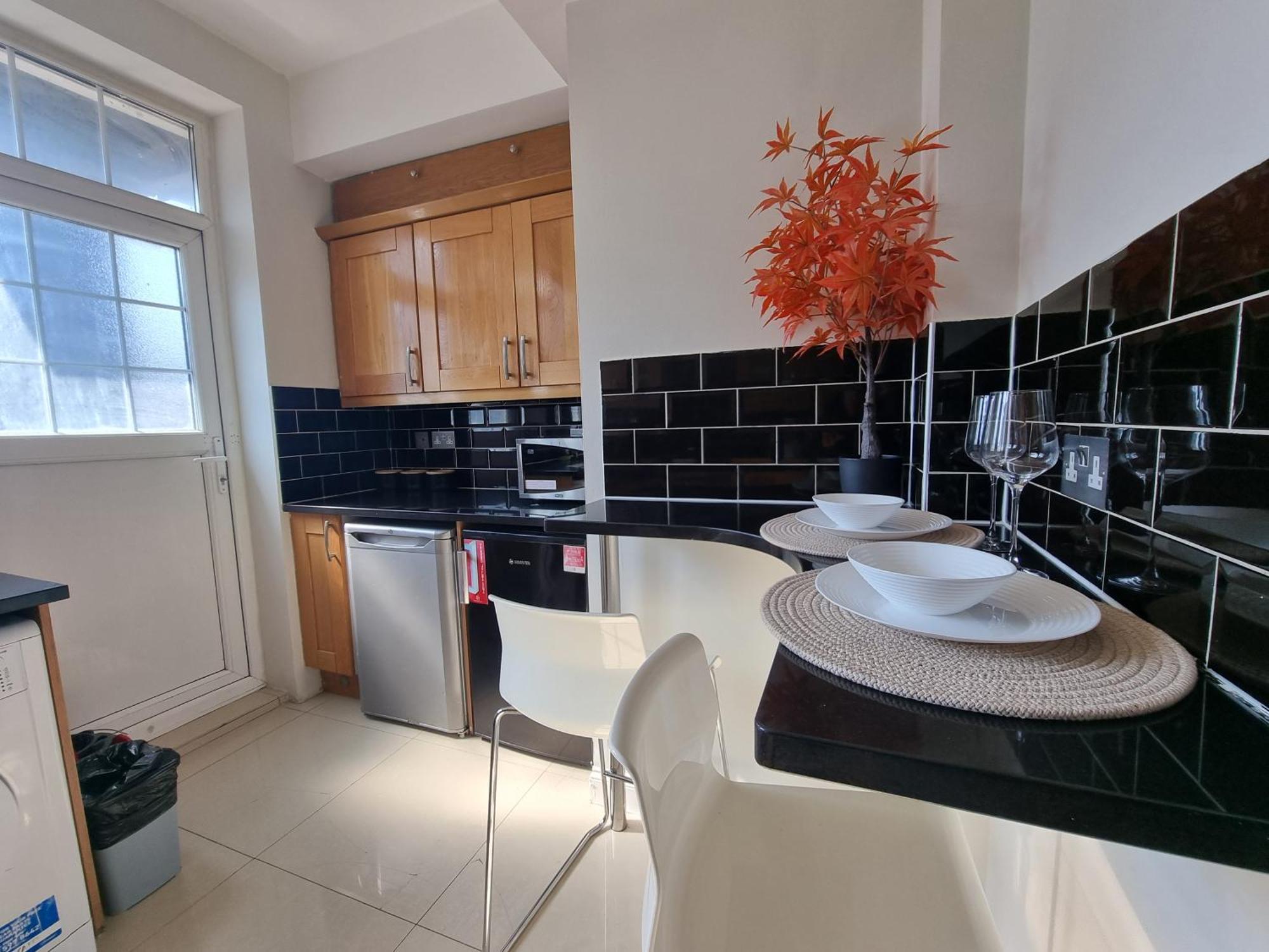 Apartment 2nd Flr 3 Bed Flat In The Heart Of Edgware Road-g20 *