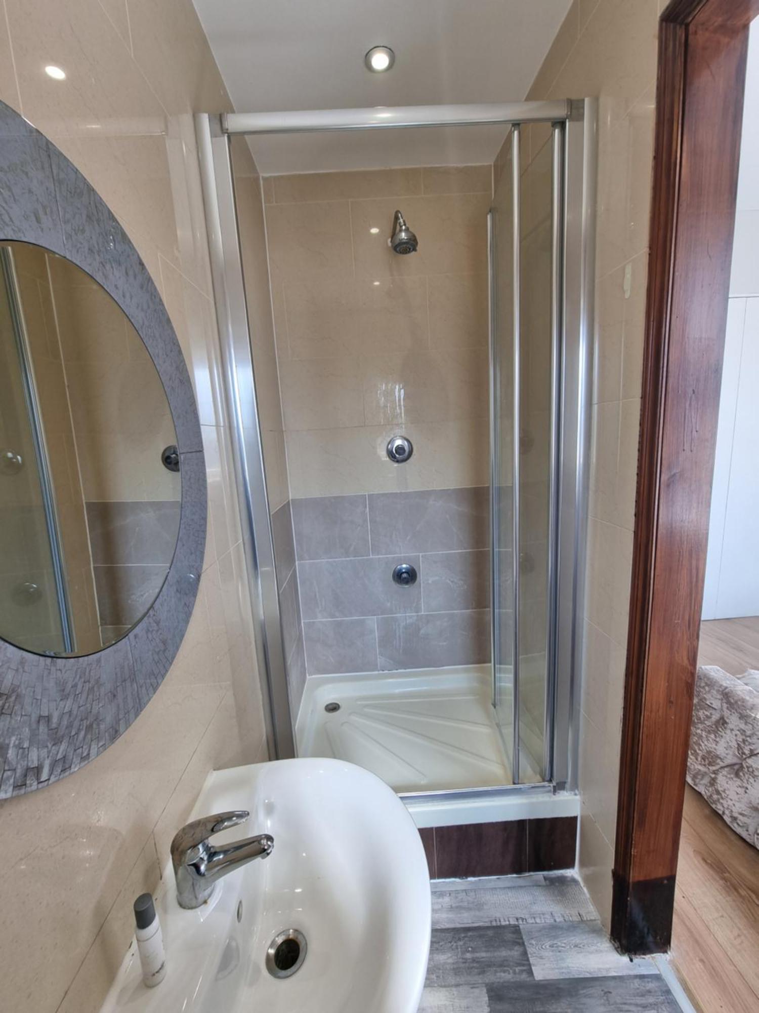 Apartment 2nd Flr 3 Bed Flat In The Heart Of Edgware Road-g20 *