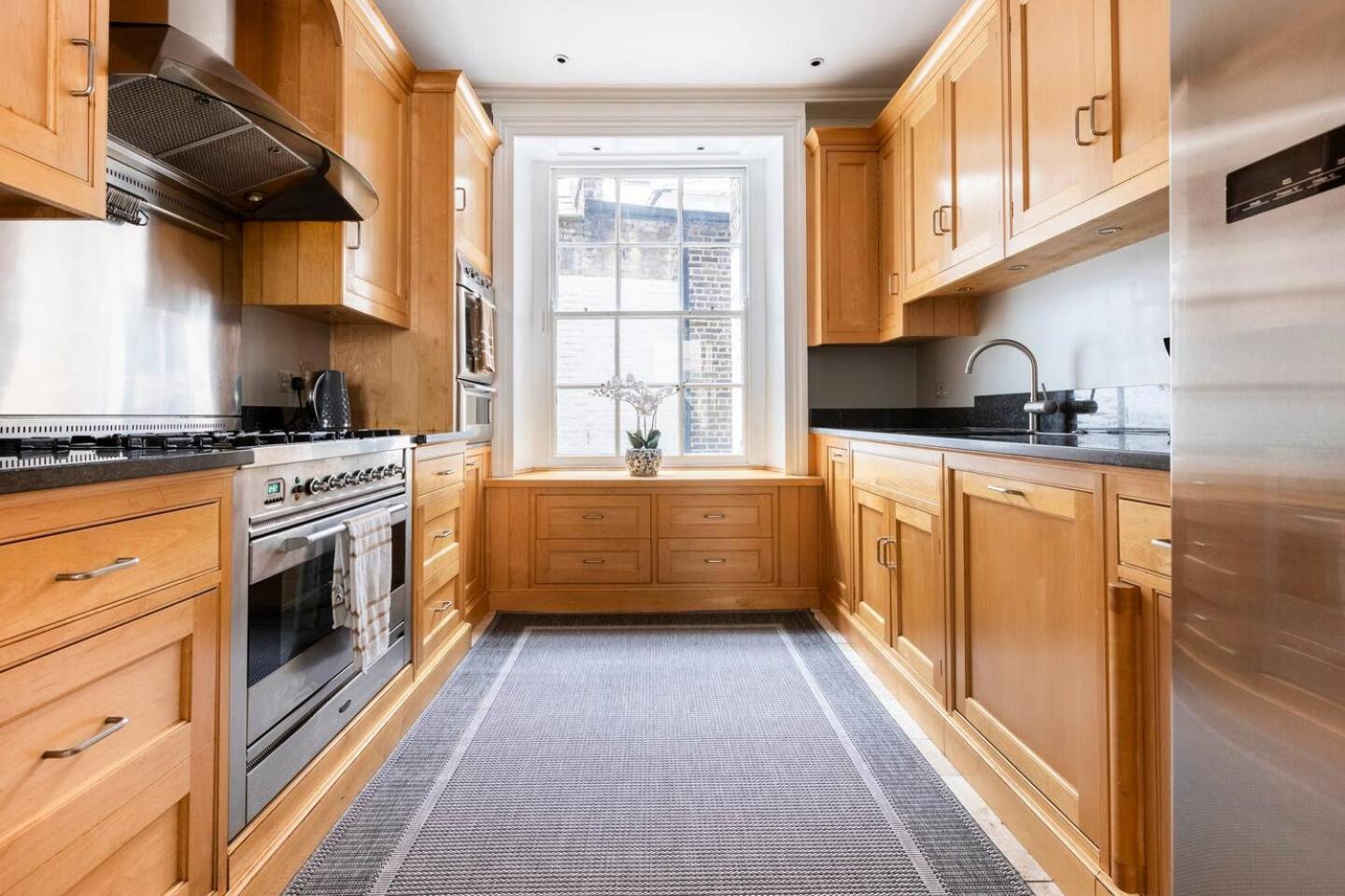 Townhouse Mansion By Buckingham Palace London