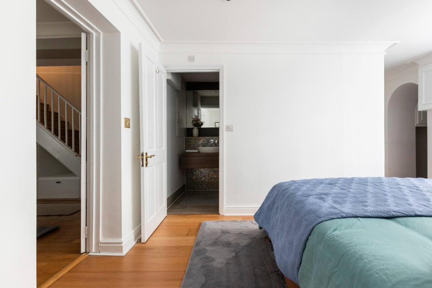 Townhouse Mansion By Buckingham Palace London
