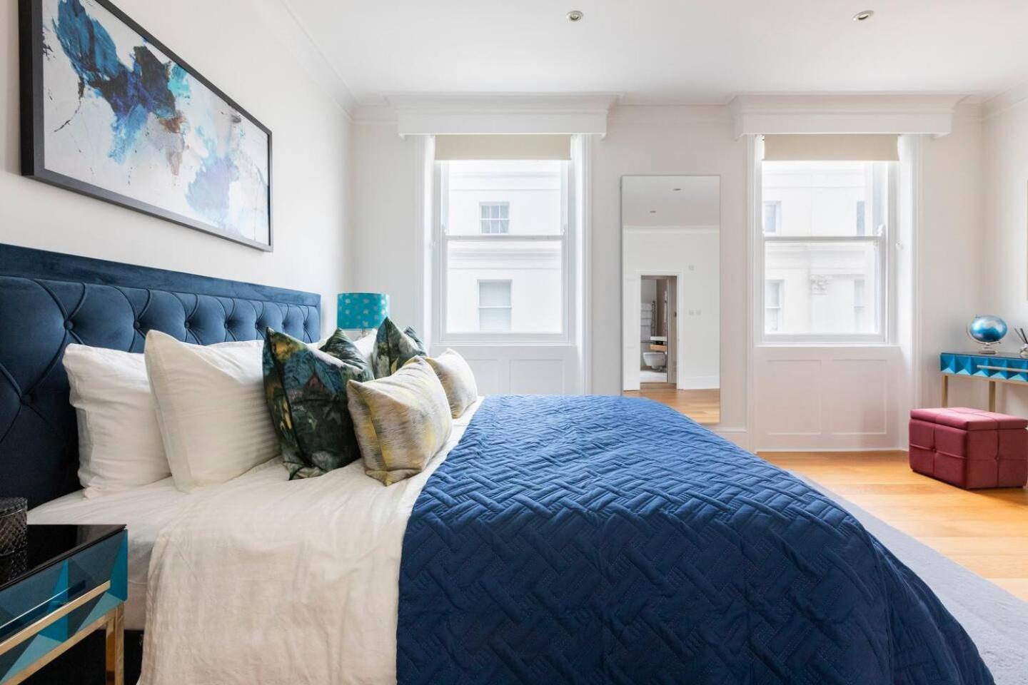 Townhouse Mansion By Buckingham Palace London