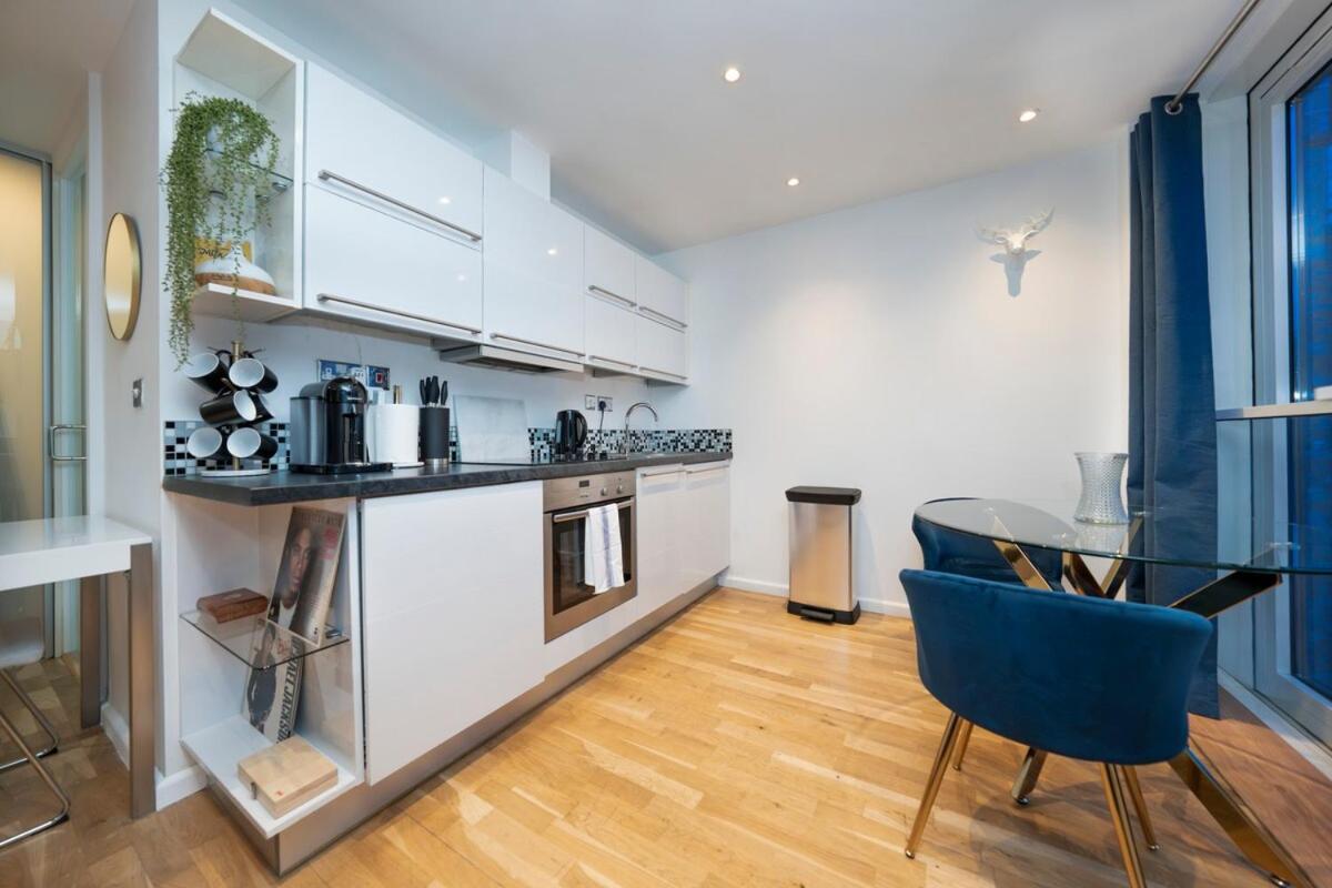 Floor Skyline 1 Bed Apartment *