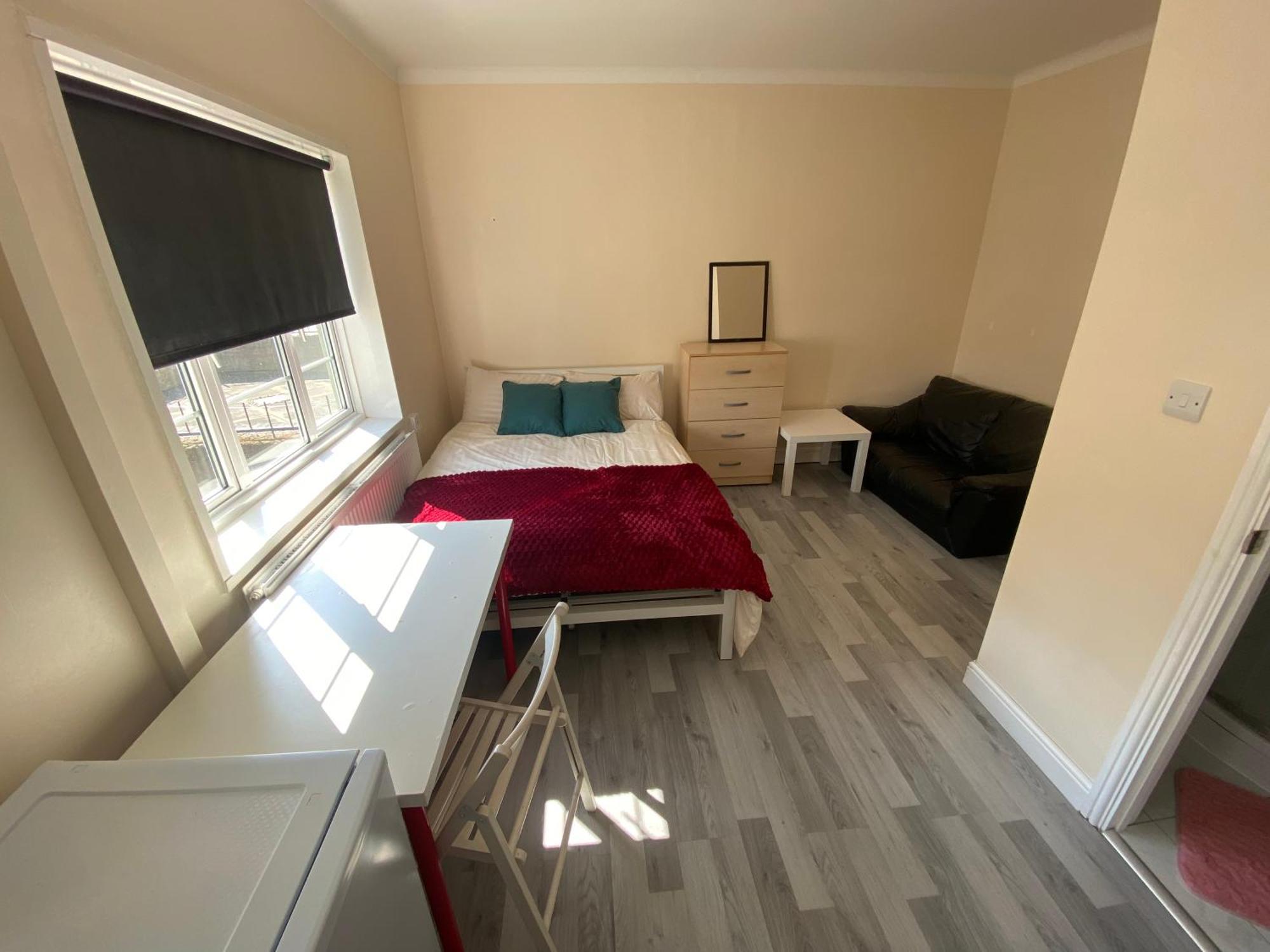 Homestay Galsworthy Avenue London