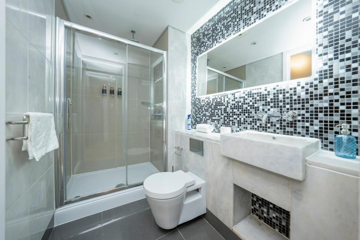 Floor Skyline 1 Bed Apartment London