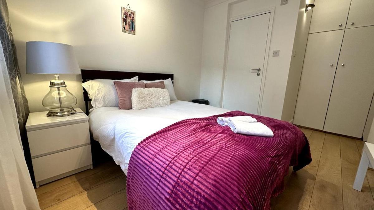 An Economic Hotel-like Room, En-suite Sheperds Bush Apartment *