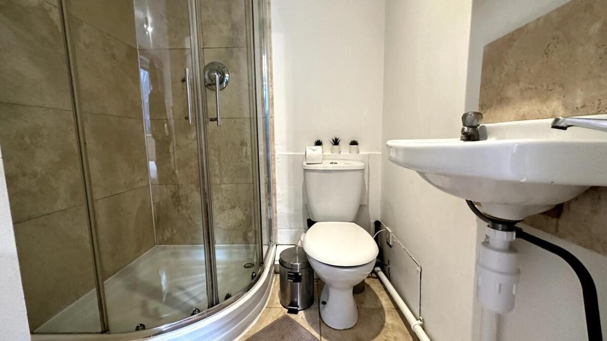 An Economic Hotel-like Room, En-suite Sheperds Bush Apartment
