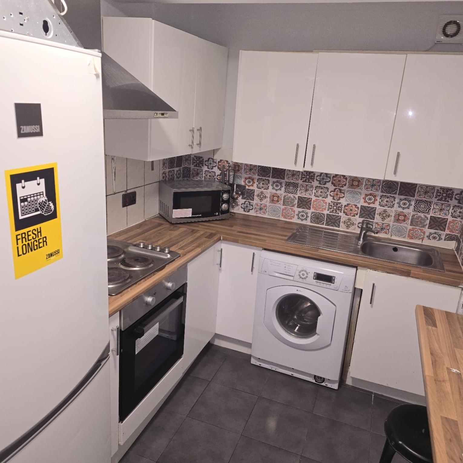 2 Bed Flat In Apartment *