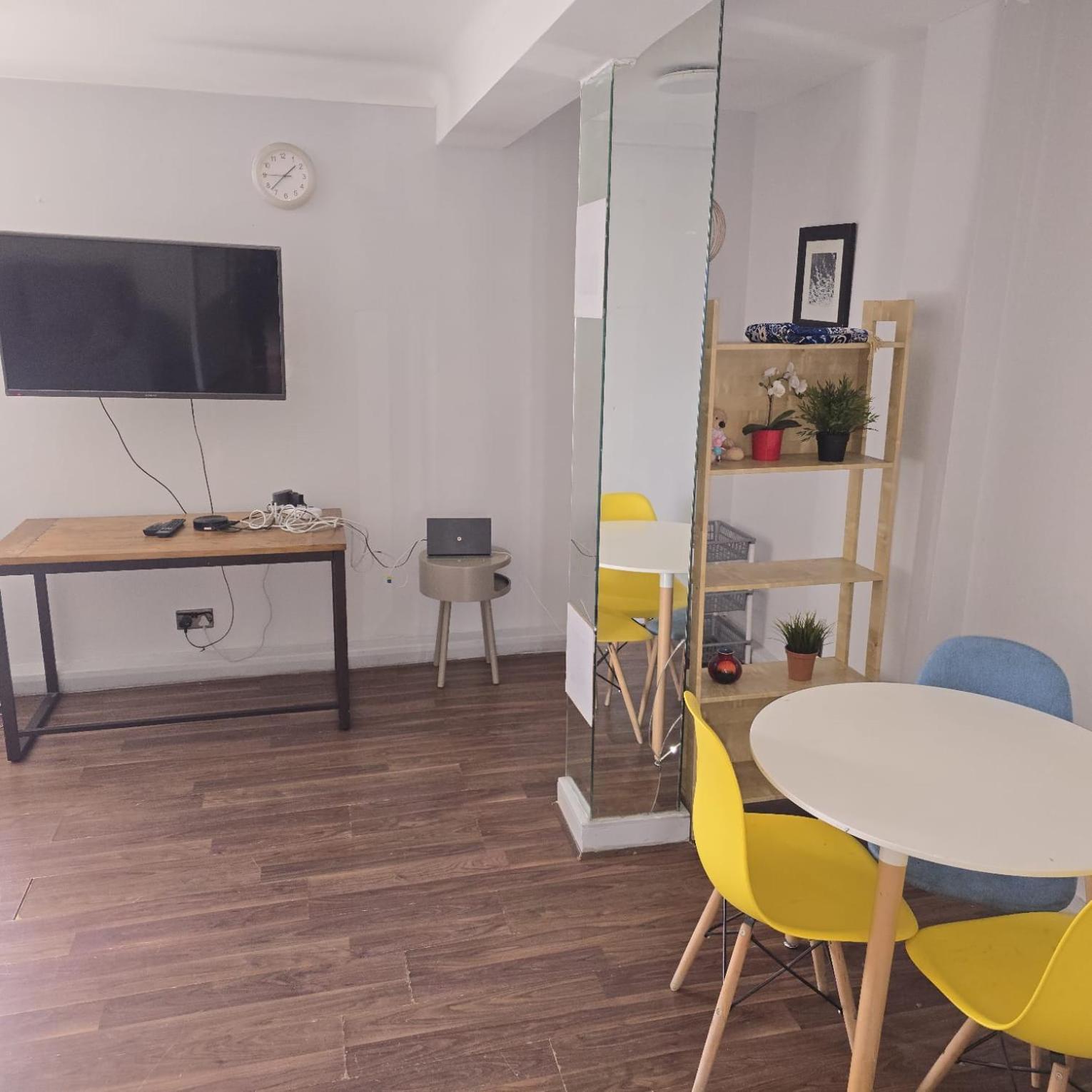 Apartment 2 Bed Flat In *