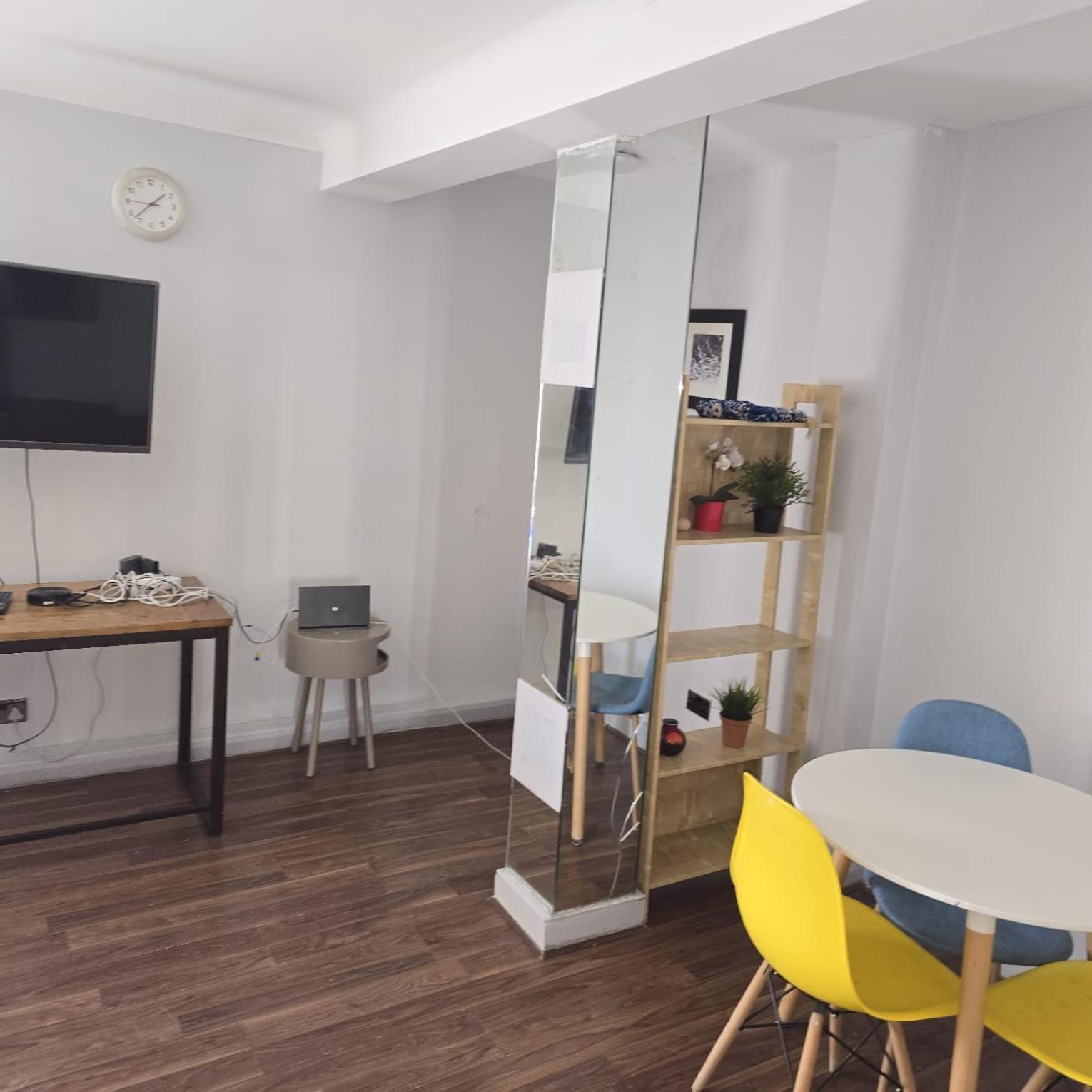 2 Bed Flat In Apartment