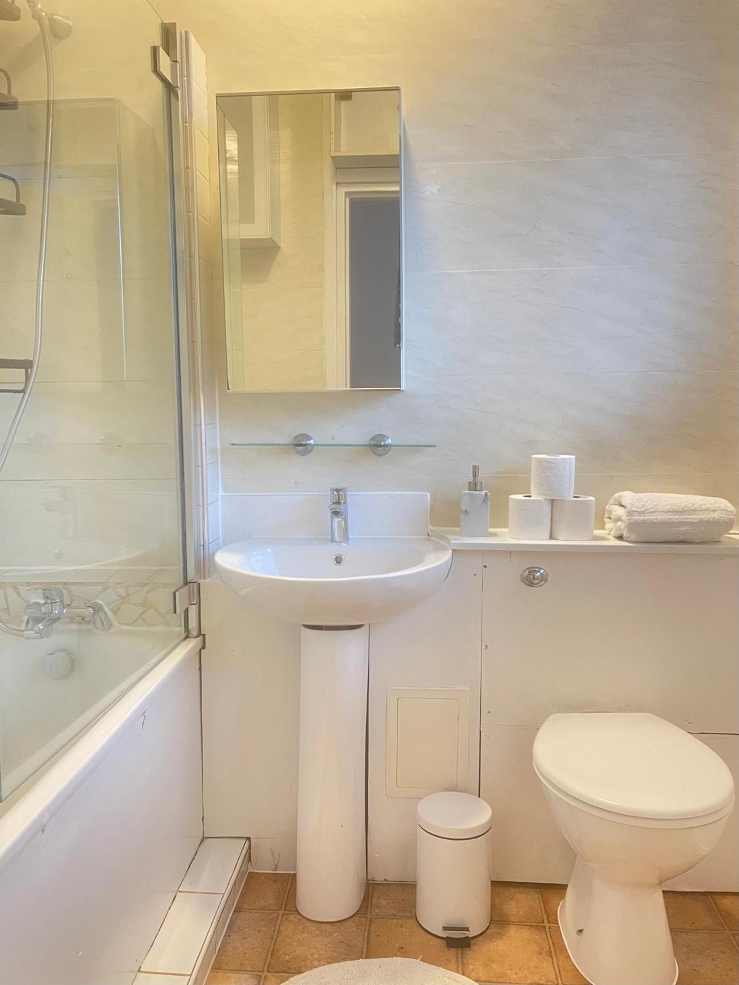 6 Beds Apartment *