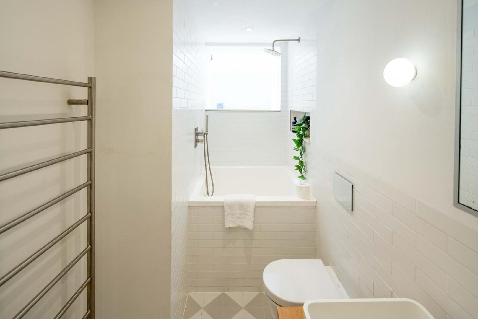 Chic 2bd Flat Opp. Earl's Court Station London