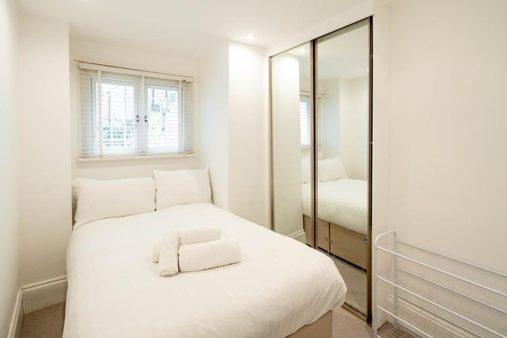 Chic 2bd Flat Opp. Earl's Court Station * London