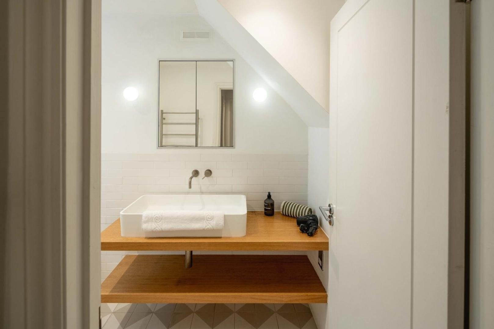 Chic 2bd Flat Opp. Earl's Court Station Apartment London