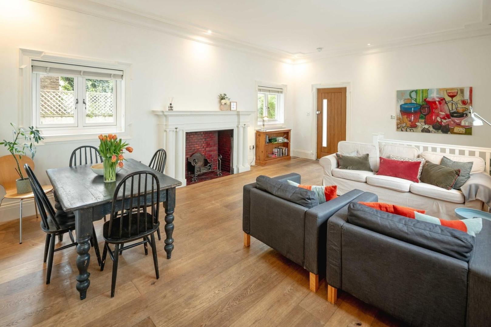 Chic 2bd Flat Opp. Earl's Court Station London
