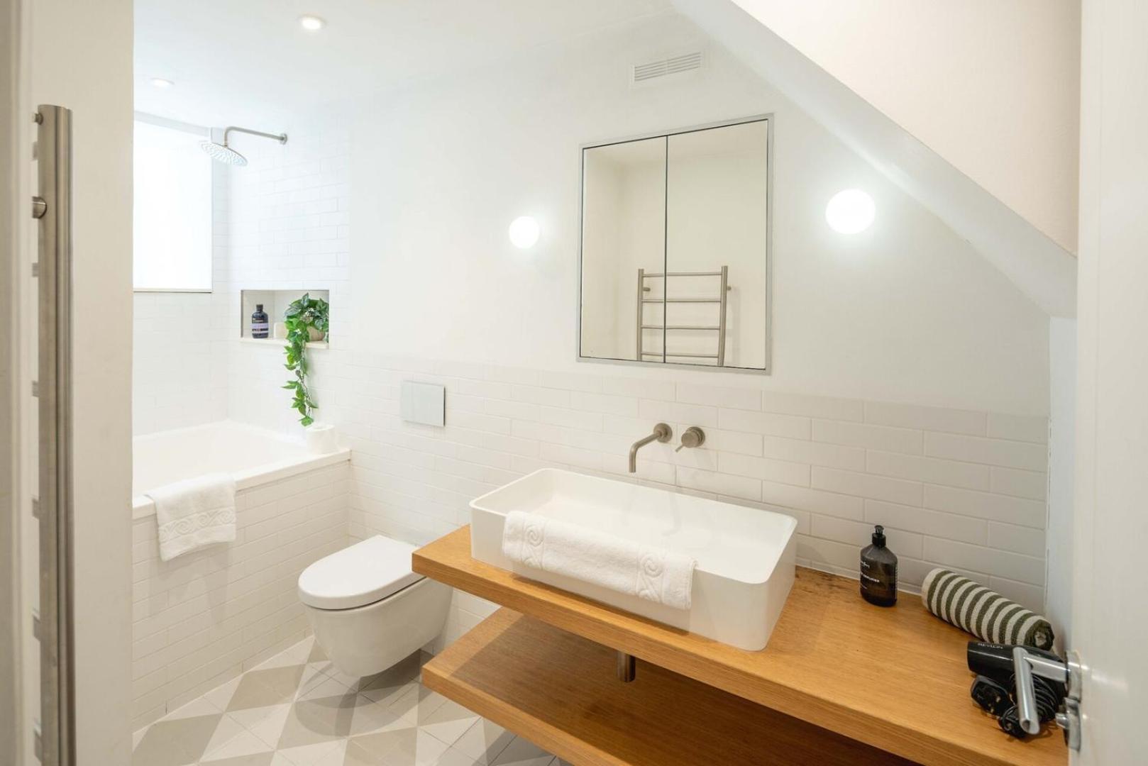 Chic 2bd Flat Opp. Earl's Court Station Apartment