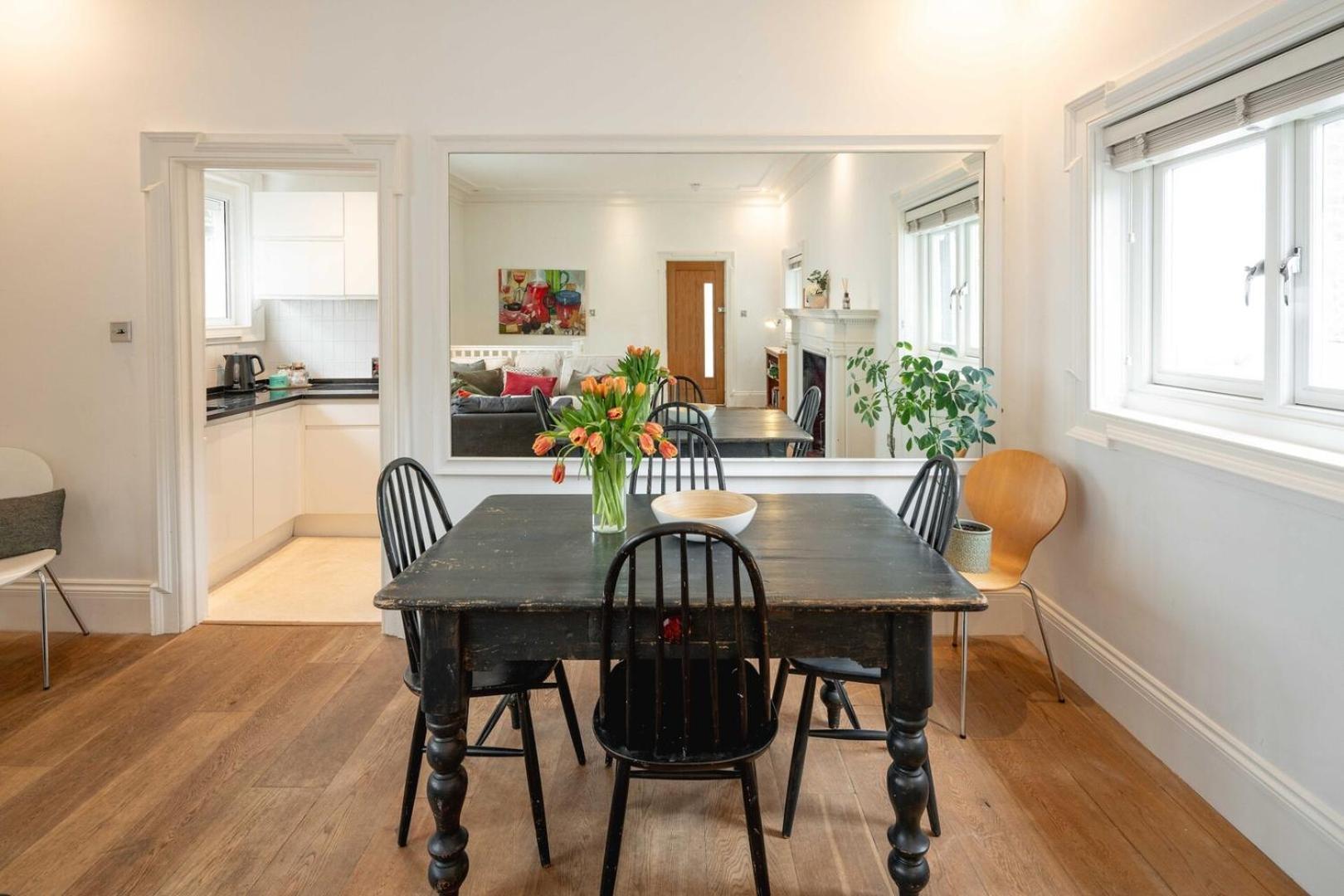 Apartment Chic 2bd Flat Opp. Earl's Court Station