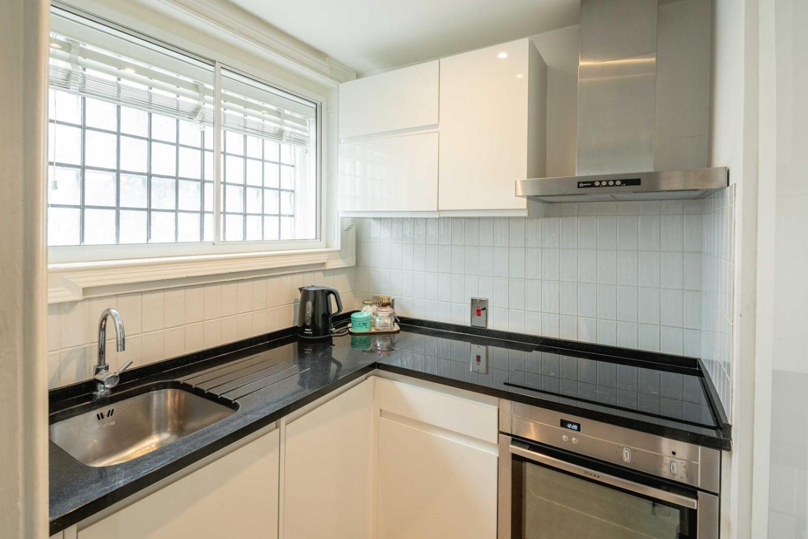 Chic 2bd Flat Opp. Earl's Court Station Apartment London