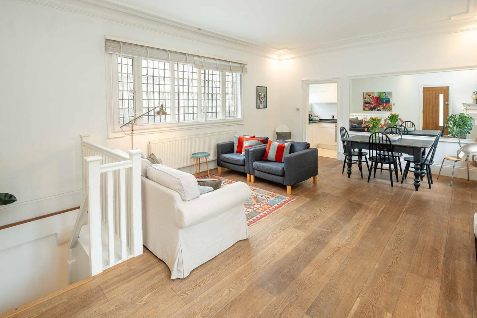 Apartment Chic 2bd Flat Opp. Earl's Court Station London
