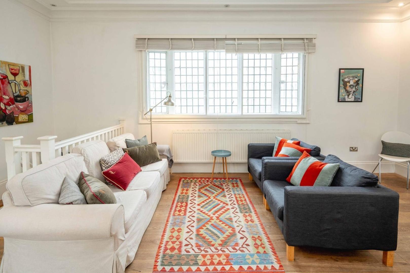 Chic 2bd Flat Opp. Earl's Court Station London