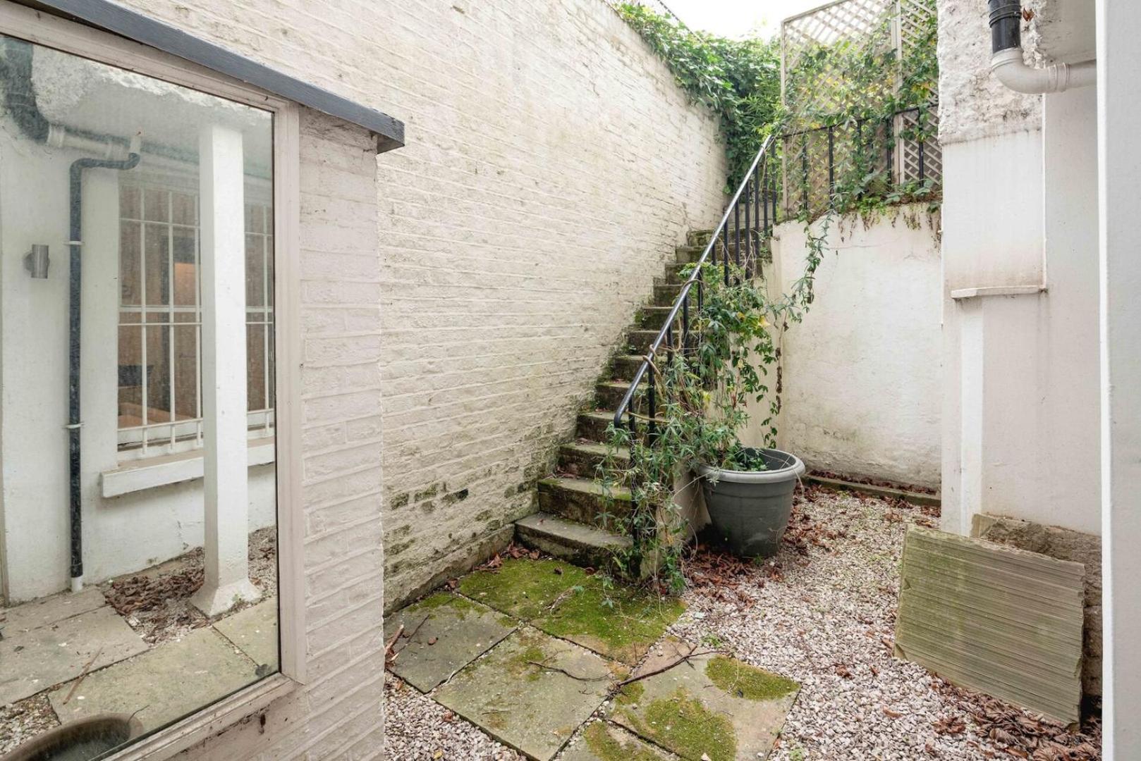 Chic 2bd Flat Opp. Earl's Court Station Apartment