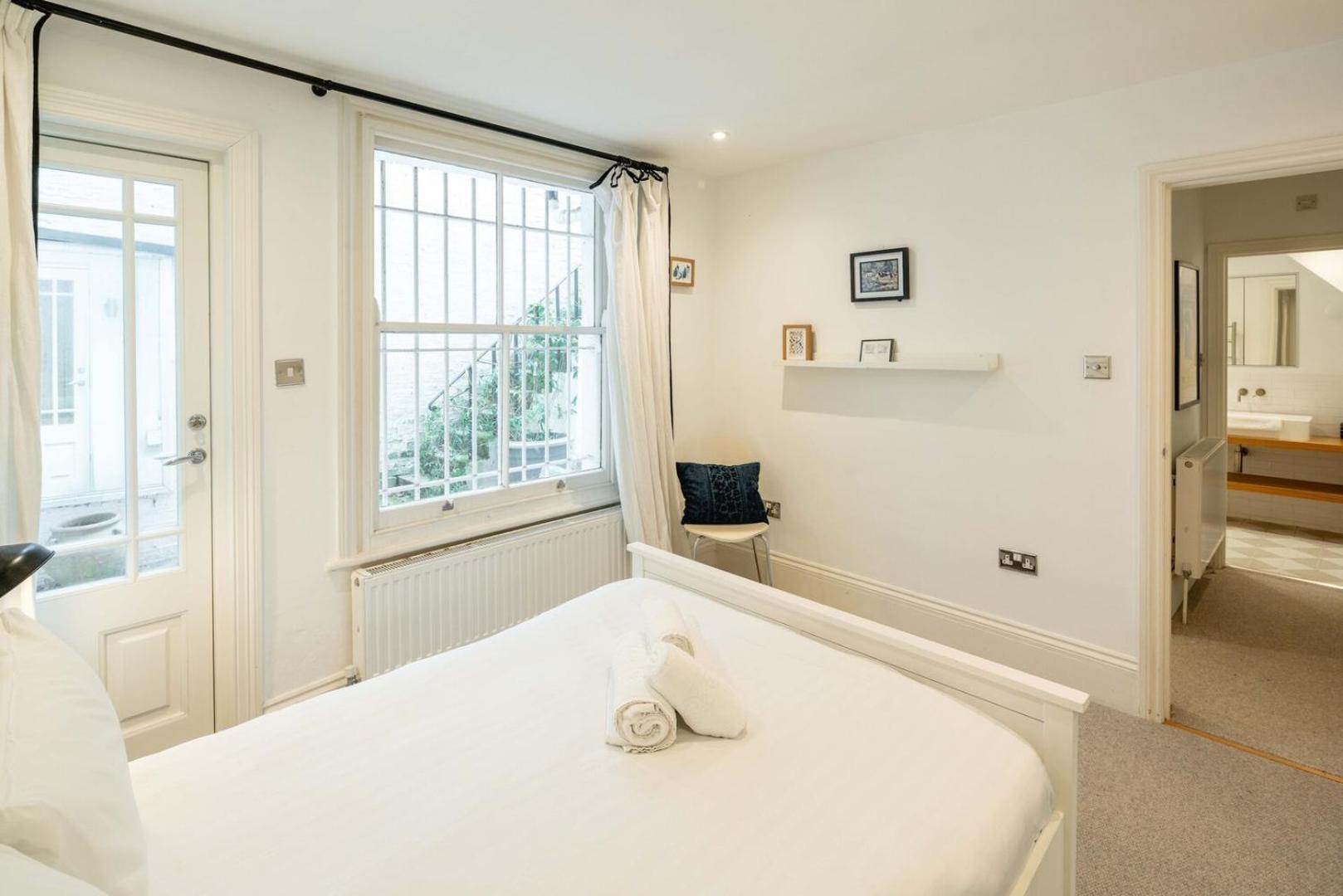 Apartment Chic 2bd Flat Opp. Earl's Court Station