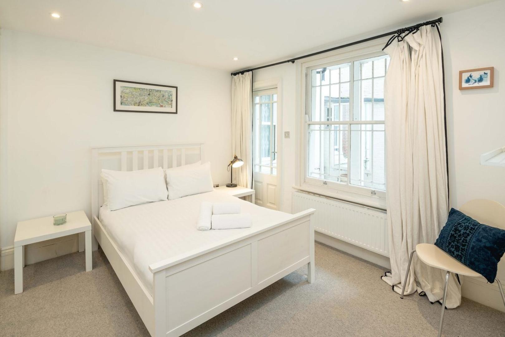Chic 2bd Flat Opp. Earl's Court Station Apartment *