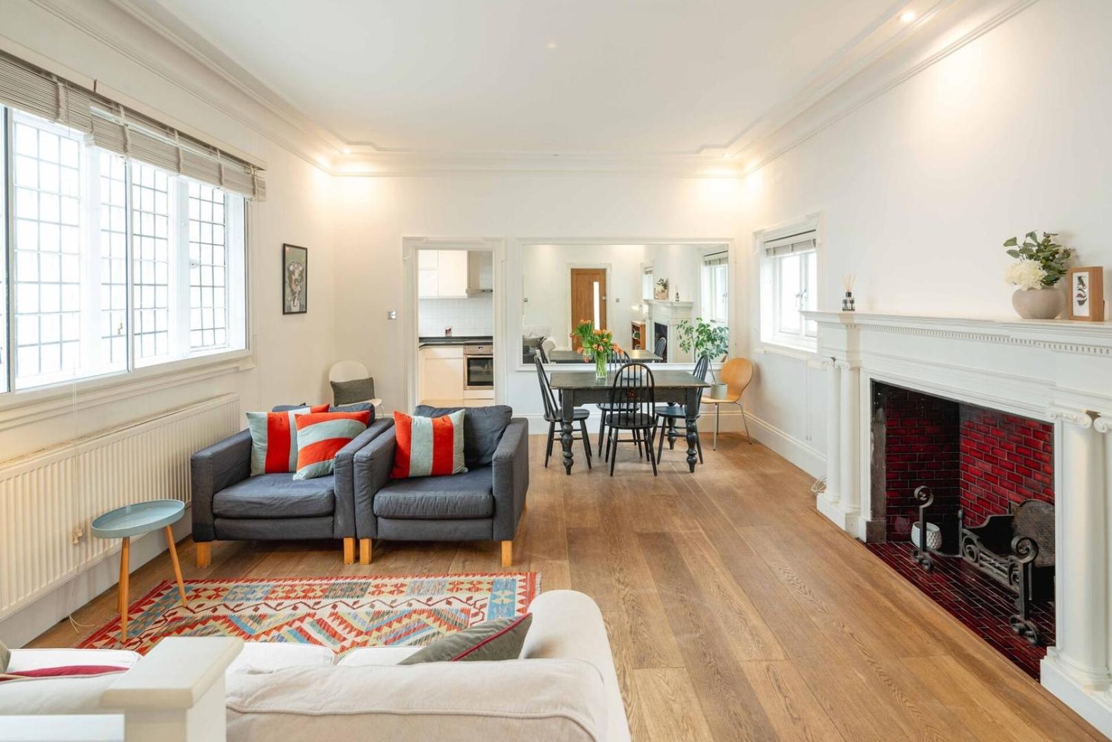 Apartment Chic 2bd Flat Opp. Earl's Court Station *