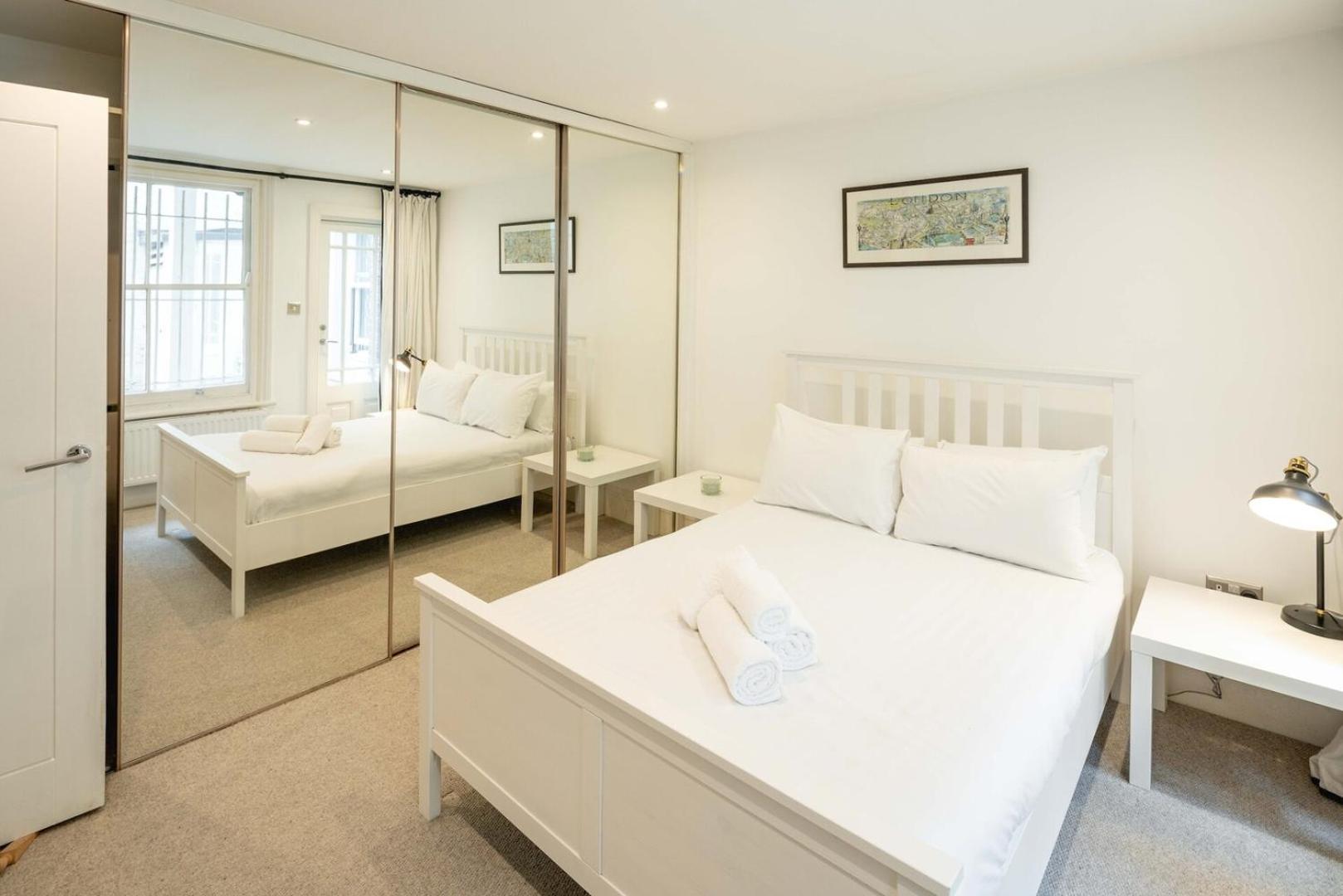 Chic 2bd Flat Opp. Earl's Court Station London
