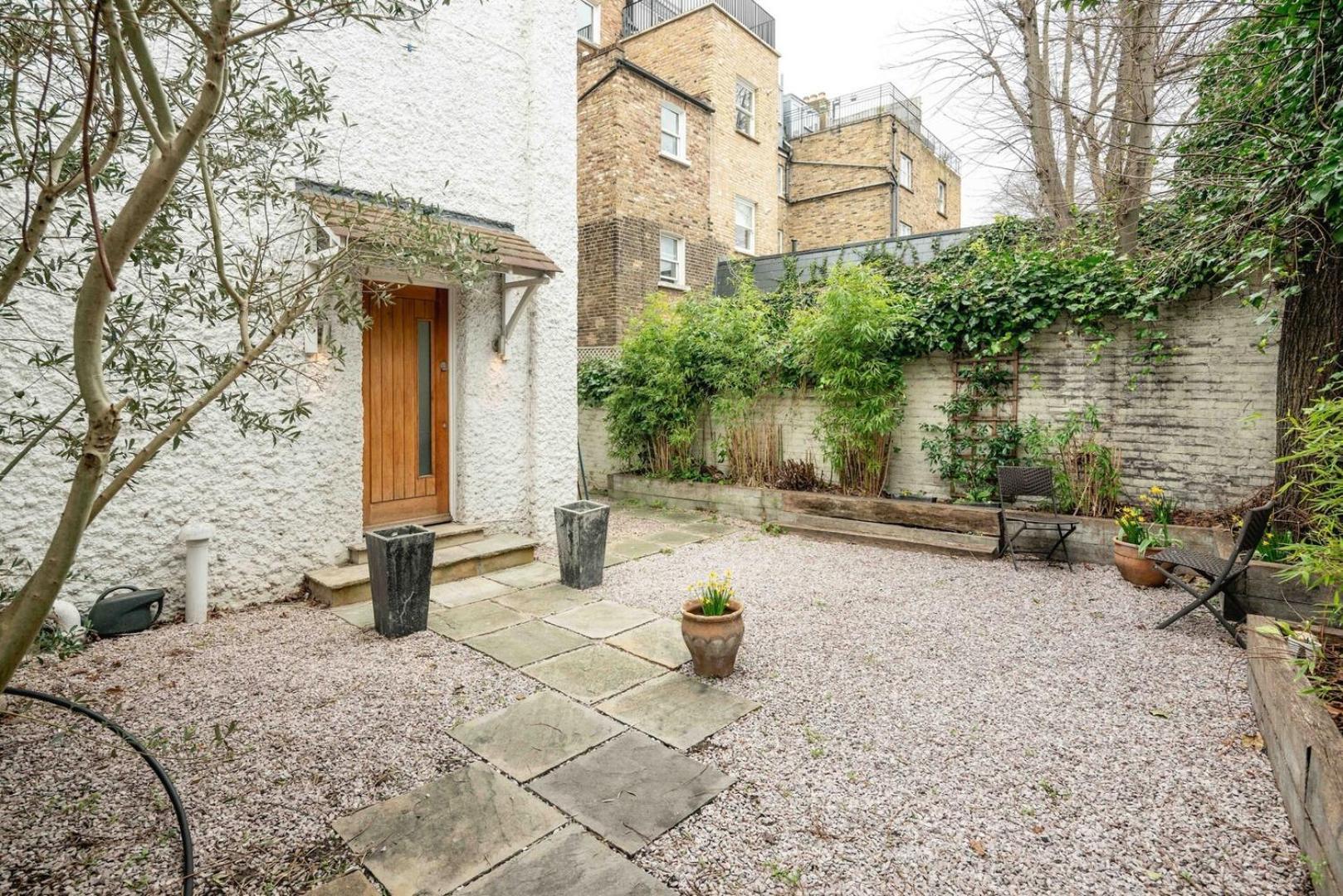 Chic 2bd Flat Opp. Earl's Court Station * London