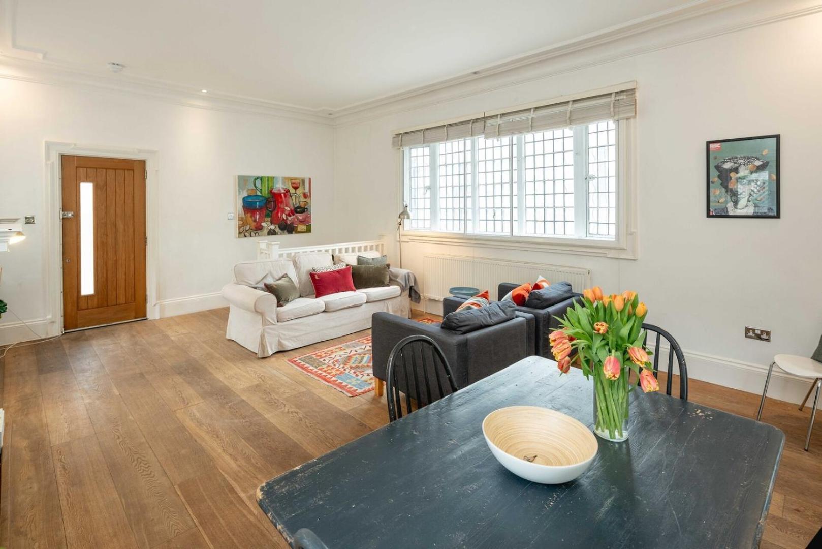 Chic 2bd Flat Opp. Earl's Court Station Apartment London