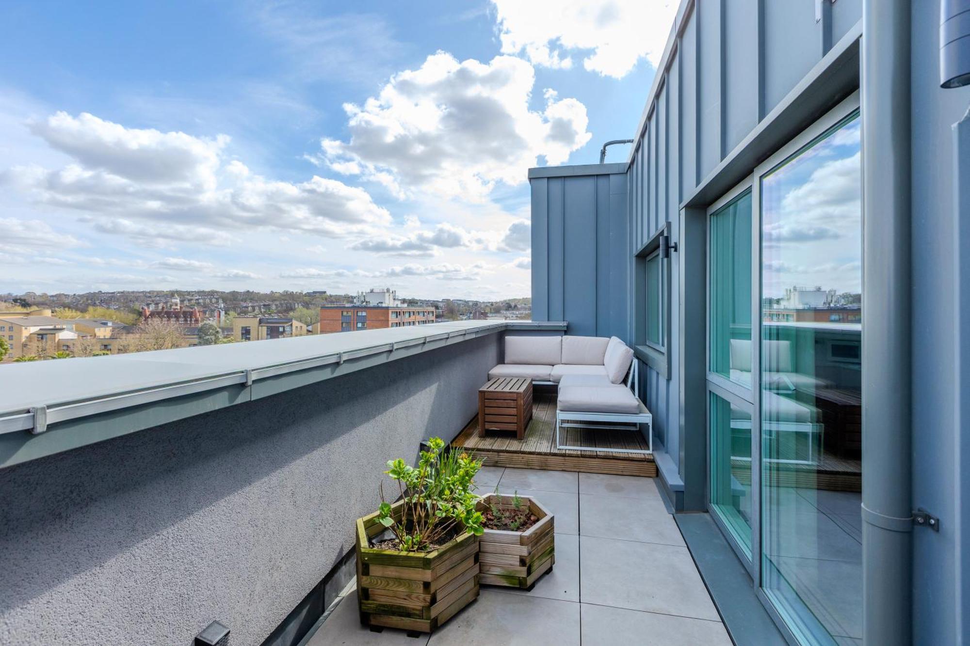 Magnificent New Cross 2br Penthouse With Balcony And Views London