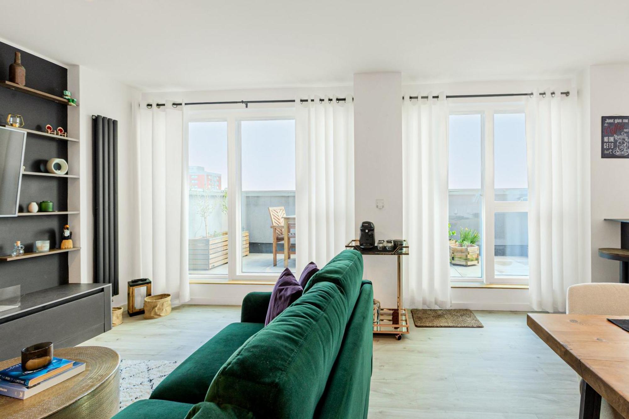 Apartment Magnificent New Cross 2br Penthouse With Balcony And Views