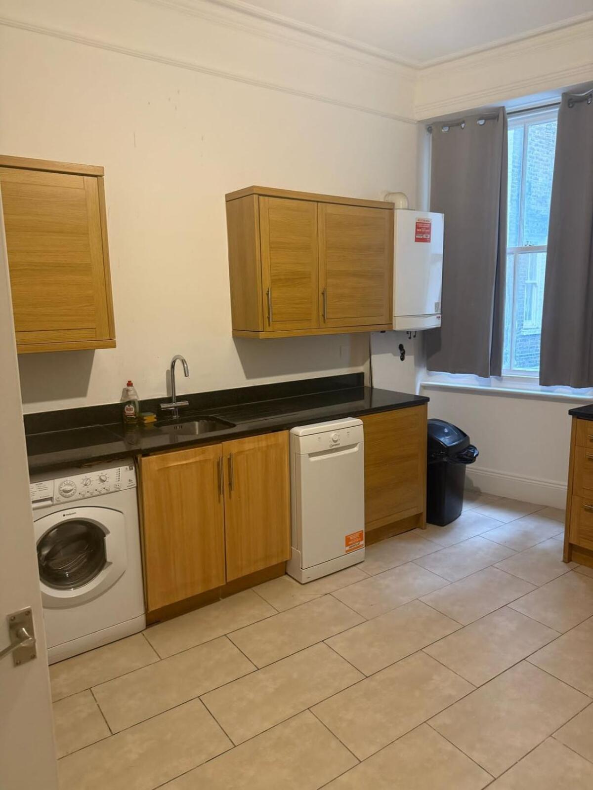 C44- Spacious Split Level Flat Near Edgware Road Apartment *